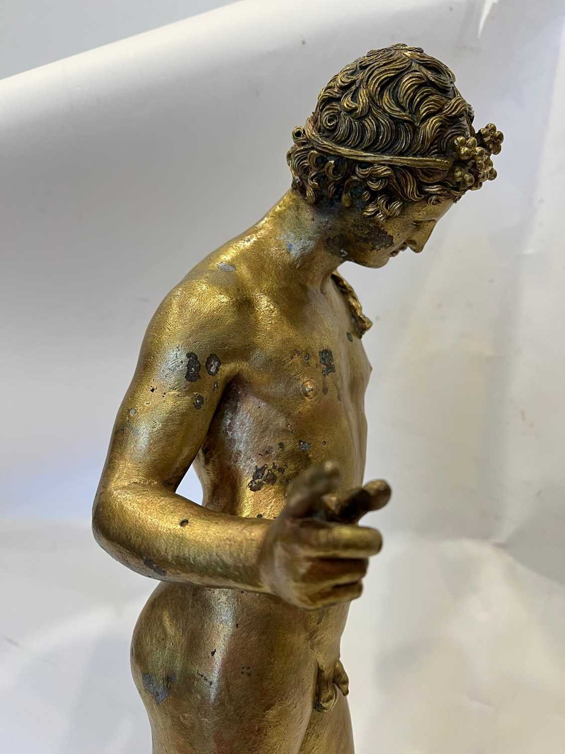 A 19TH CENTURY GRAND TOUR GILT BRONZE FIGURE OF NARCISSUS, AFTER THE ANTIQUE - Image 5 of 7