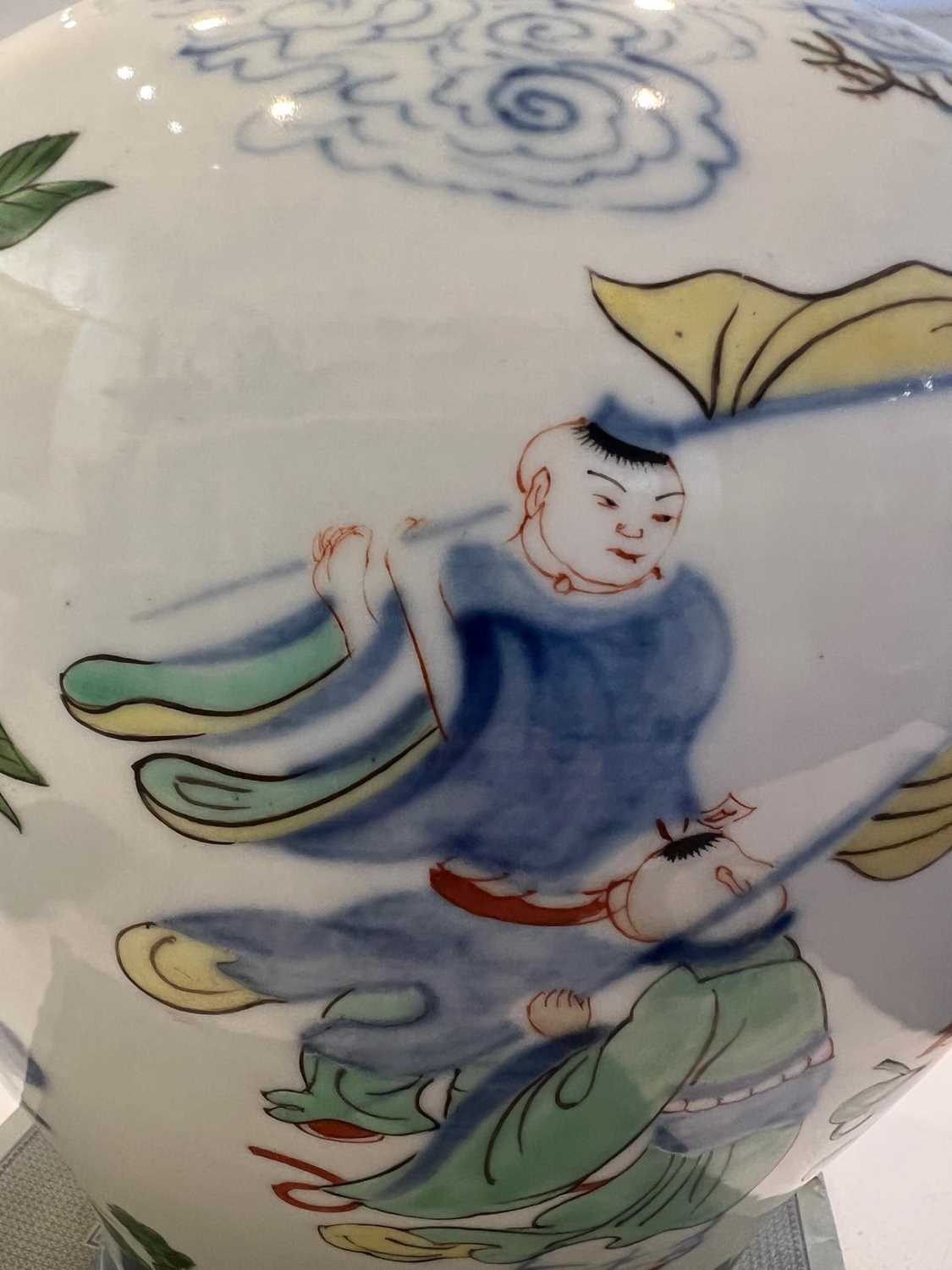 A 19TH CENTURY CHINESE WUCAI BALSUTER VASE - Image 3 of 4