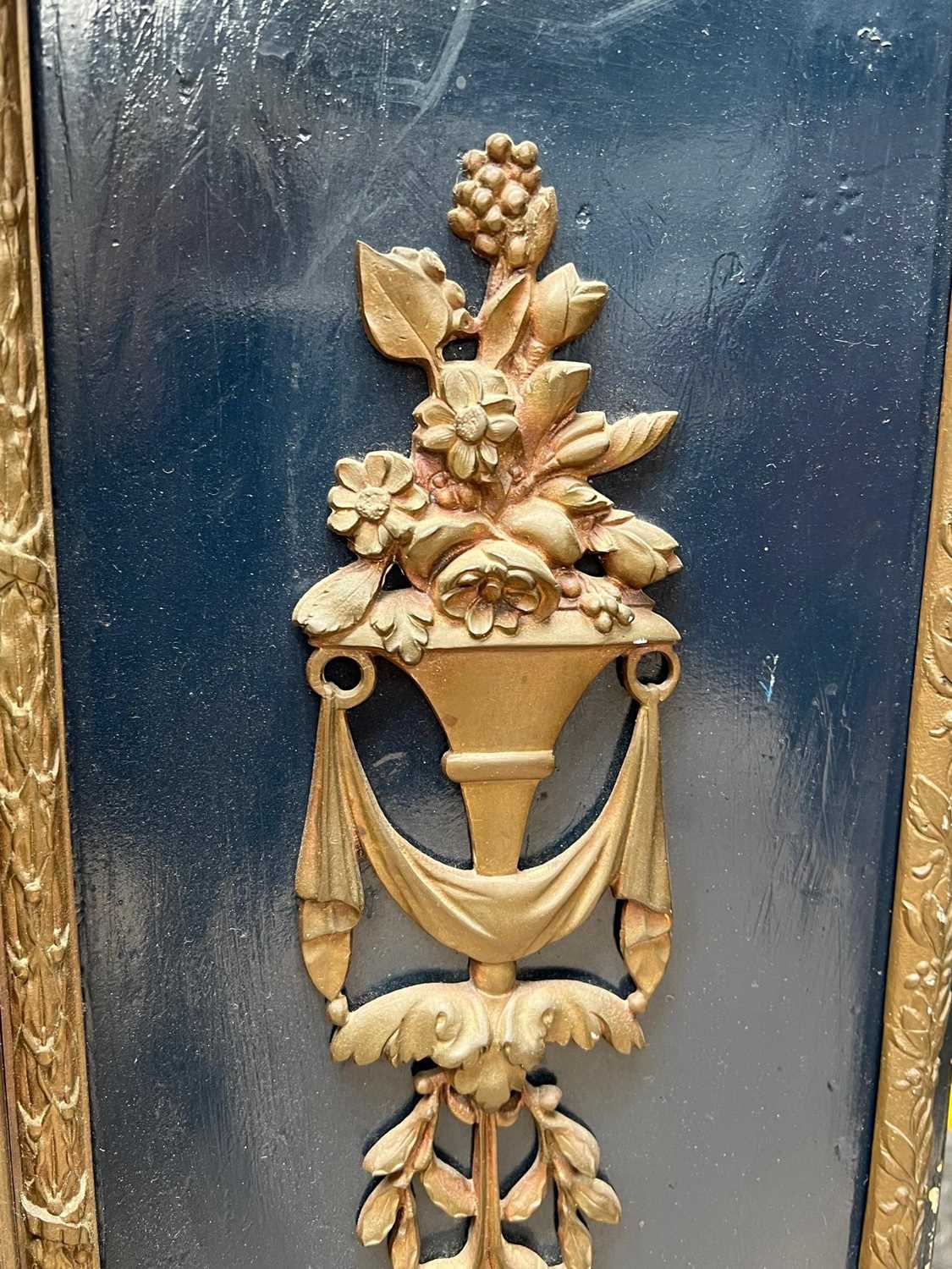 A 19TH CENTURY RENAISSANCE REVIVAL TOLE AND ENGRAVED BRASS CHIMNEYPIECE INSERT - Image 6 of 6