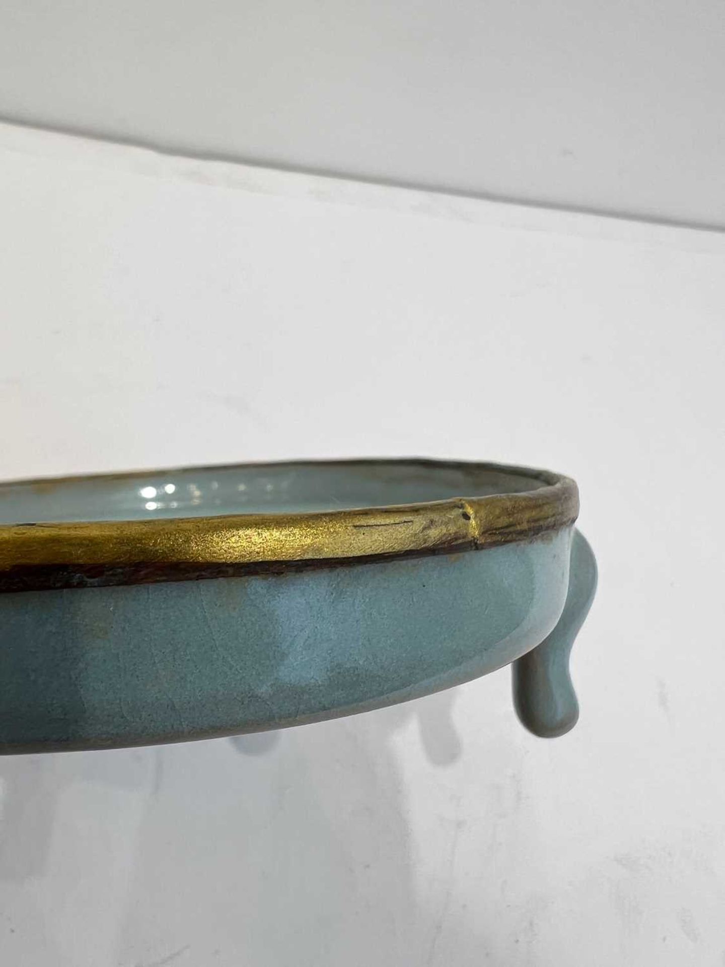 A CHINESE THREE LEGGED RU WARE PORCELAIN WASHER - Image 6 of 7