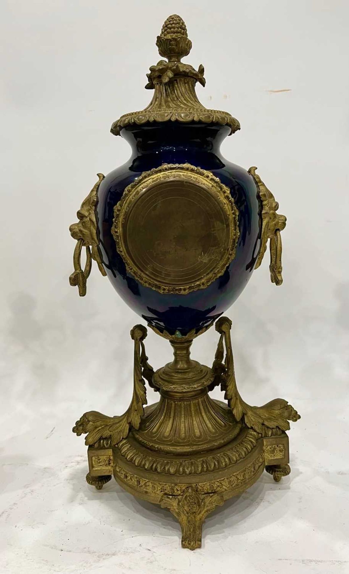 A LATE 19TH CENTURY FRENCH PORCELAIN AND GILT BRONZE MOUNTED CLOCK GARNITURE - Image 4 of 4