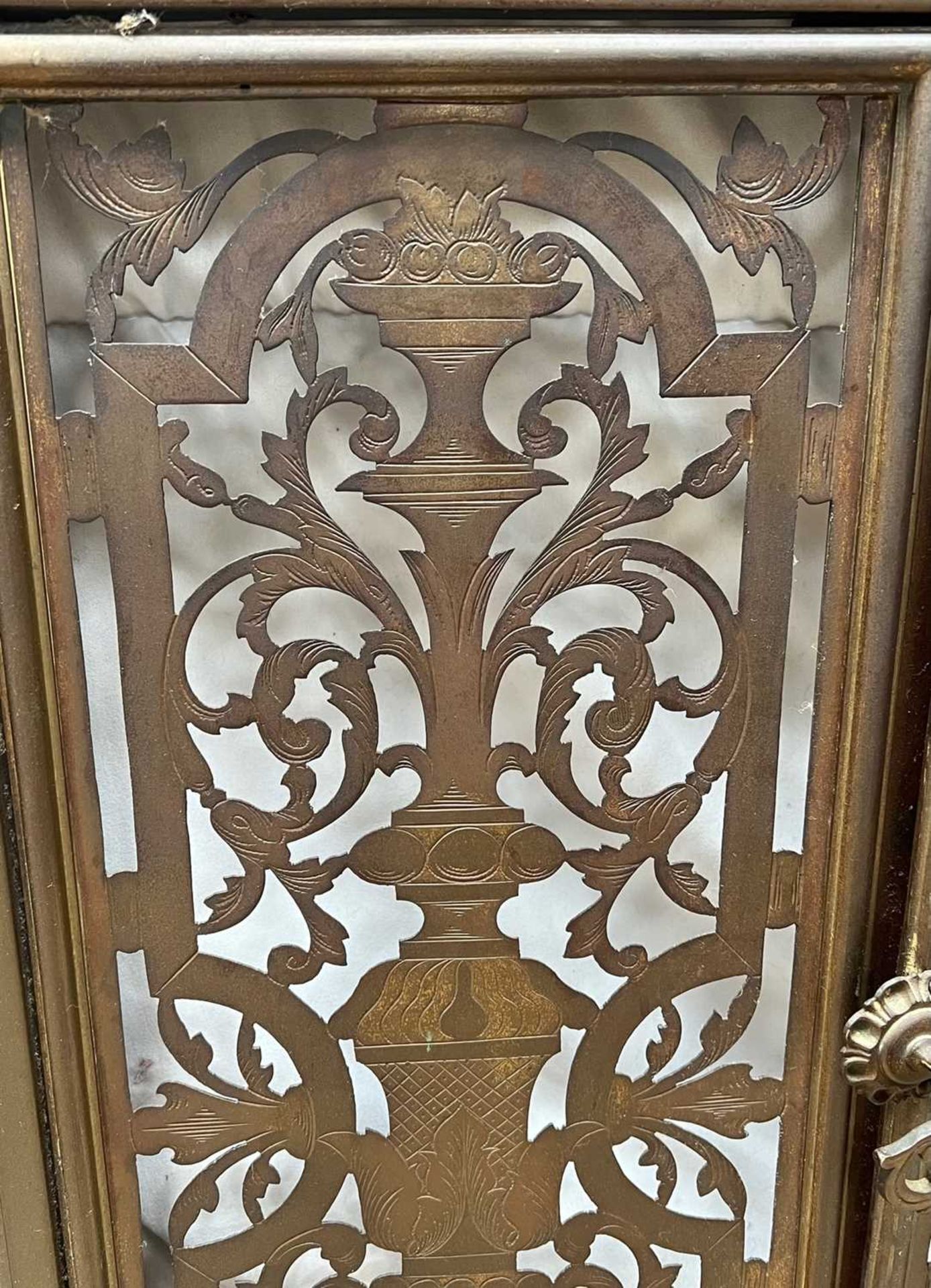 A 19TH CENTURY RENAISSANCE REVIVAL TOLE AND ENGRAVED BRASS CHIMNEYPIECE INSERT - Image 3 of 6