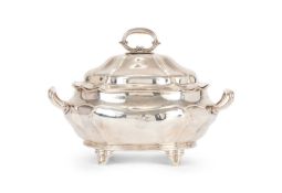 A STERLING SILVER TUREEN IN THE GEORGE III STYLE, LONDON, 1900
