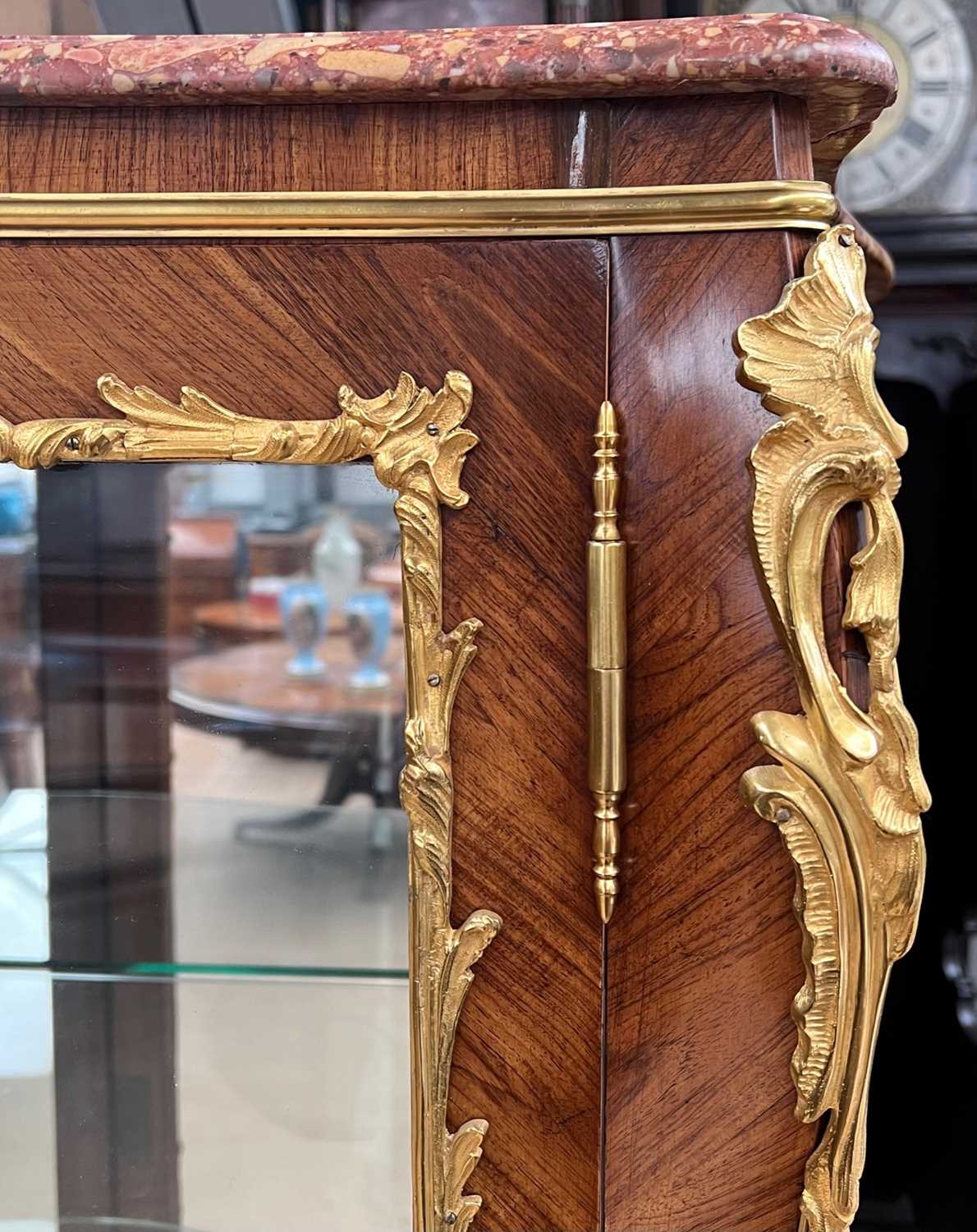 A FINE LATE 19TH CENTURY KINGWOOD AND ORMOLU SERPENTINE VITRINE RETAILED BY JAMES SHOOLBRED - Image 5 of 5