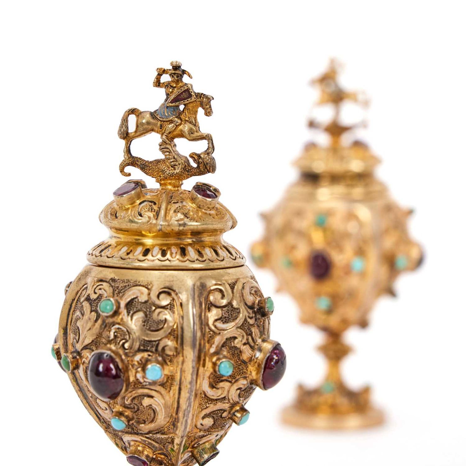 A PAIR OF 19TH CENTURY SILVER GILT AND GEM ENCRUSTED MINIATURE CUPS AND COVERS - Image 3 of 3