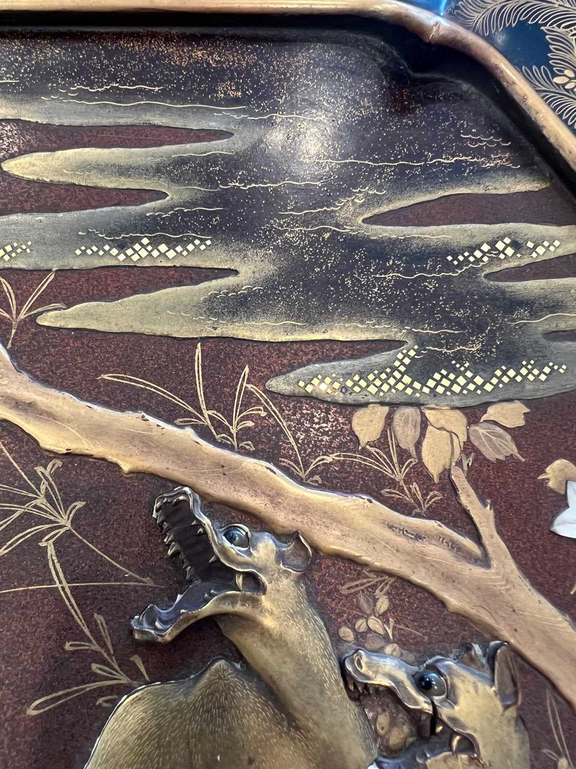 A LARGE LATE 19TH CENTURY JAPANESE GOLD LACQUER AND SHIBAYAMA INLAID TRAY - Image 6 of 10