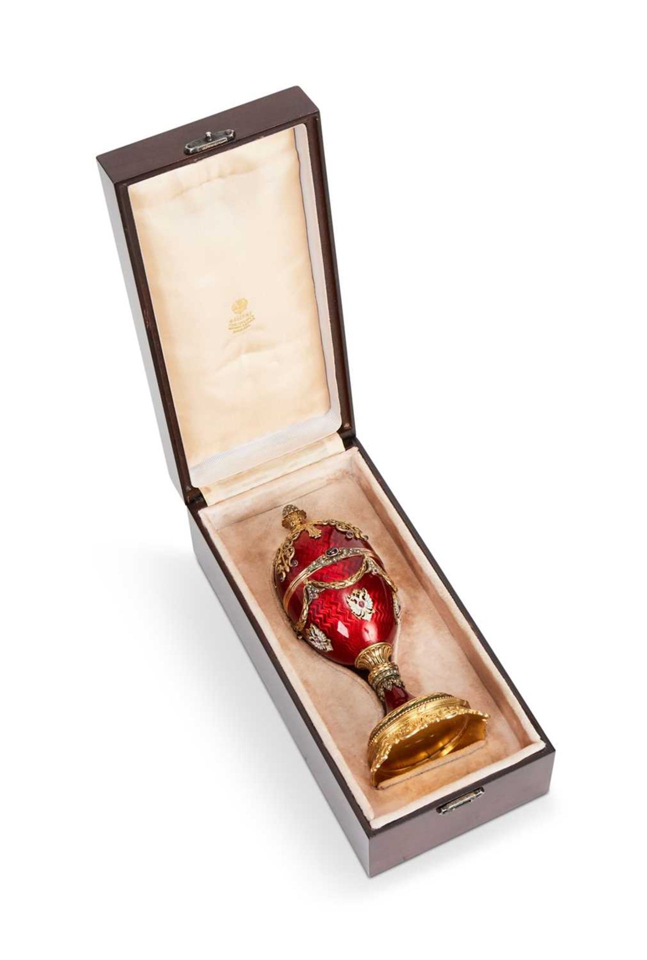 A FABERGE STYLE DIAMOND ENCRUSTED, GUILLOCHE ENAMEL, SILVER GILT AND 14CT GOLD MOUNTED SURPRISE EGG - Image 4 of 6