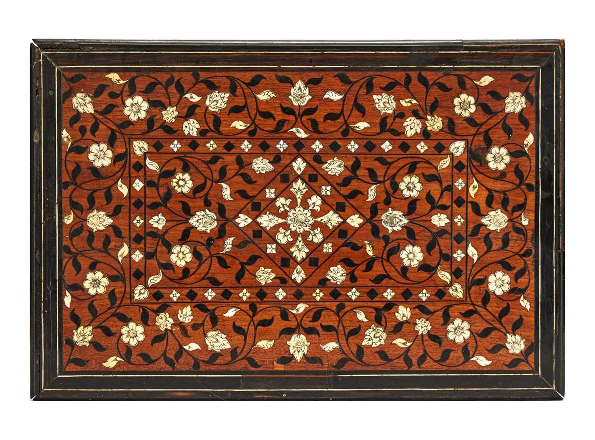 AN EARLY 18TH CENTURY ANGLO-INDIAN IVORY INLAID WORK BOX, PROBABLY GUJARAT - Bild 2 aus 2