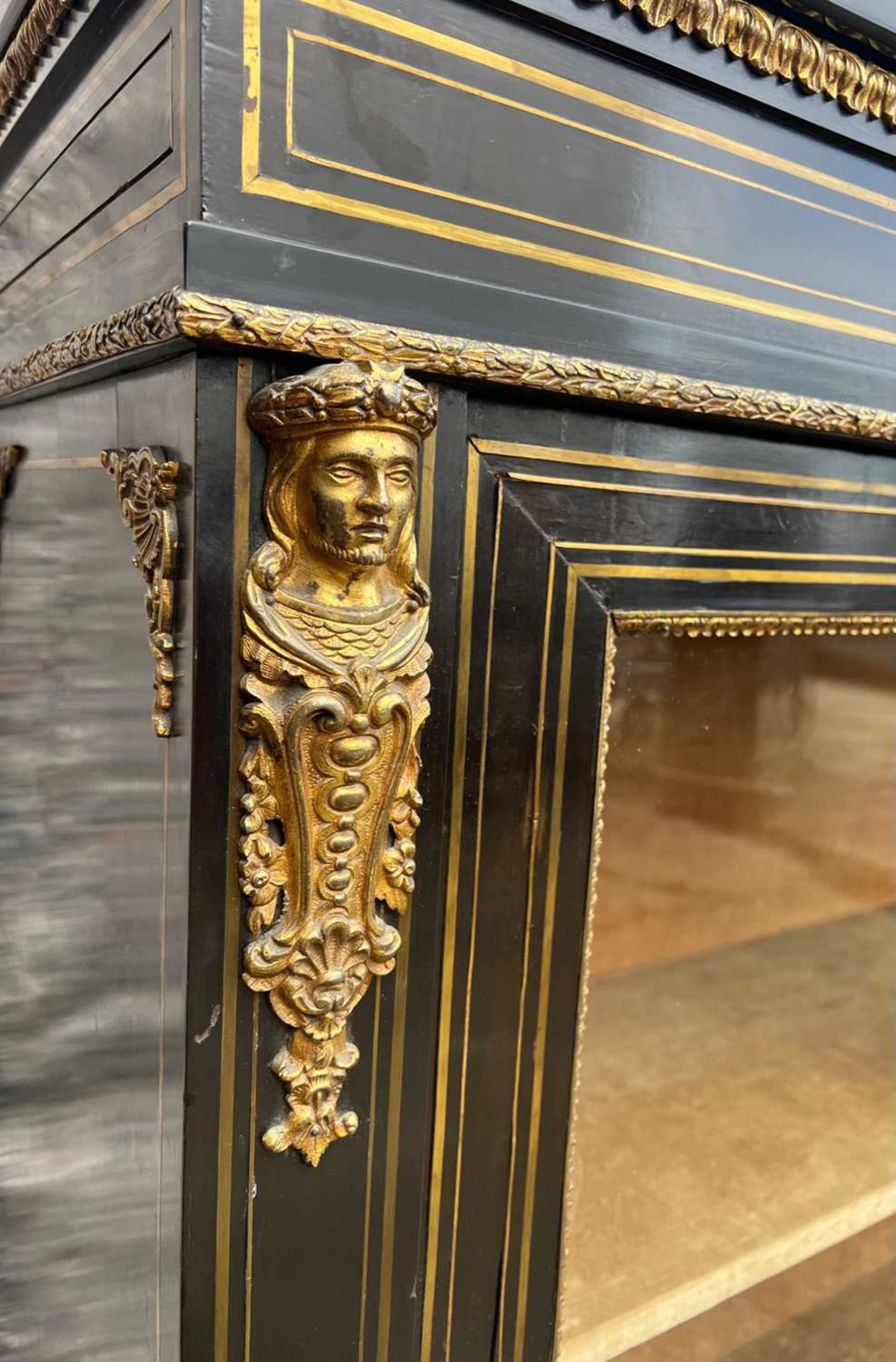 A PAIR OF 19TH CENTURY NAPOLEON III PERIOD EBONISED, ORMOLU AND BRASS INLAID BOOKCASES - Image 4 of 5