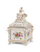 AN EARLY 20TH CENTURY DRESDEN PORCELAIN FIGURAL TABLE CASKET