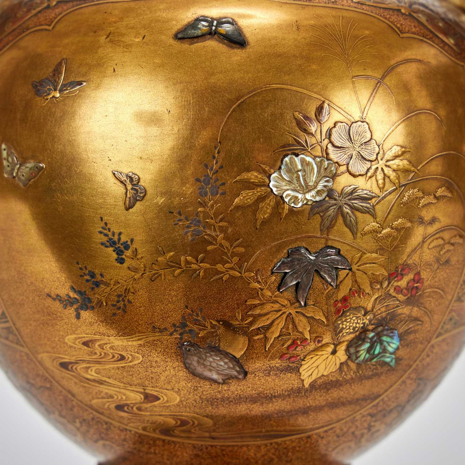 AN EXCEPTIONAL PAIR OF JAPANESE MEIJI PERIOD GOLD LACQUER AND SHIBAYAMA INLAID URNS - Image 6 of 9