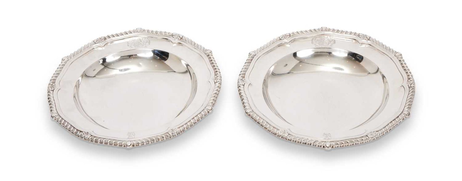PAUL STORR: A PAIR OF REGENCY SILVER SERVING DISHES, LONDON, 1815, WITH BURDETT-COUTTS CREST - Bild 2 aus 3