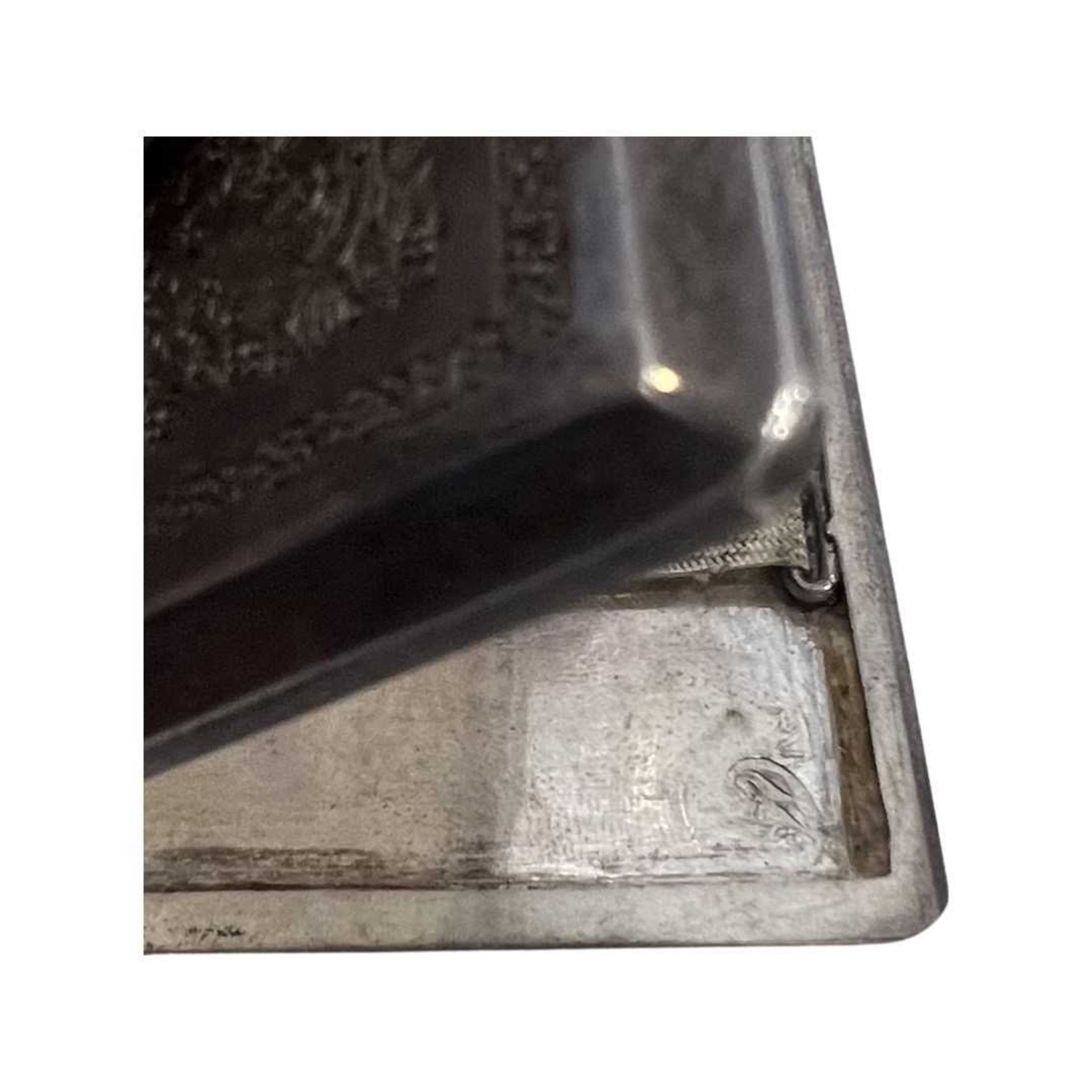 AN ANTIQUE PERSIAN SILVER CIGARETTE CASE - Image 2 of 3