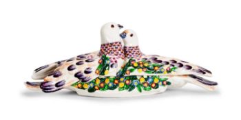 A CHELSEA STYLE PORCELAIN TUREEN DEPICTING A PAIR OF BILLING DOVES