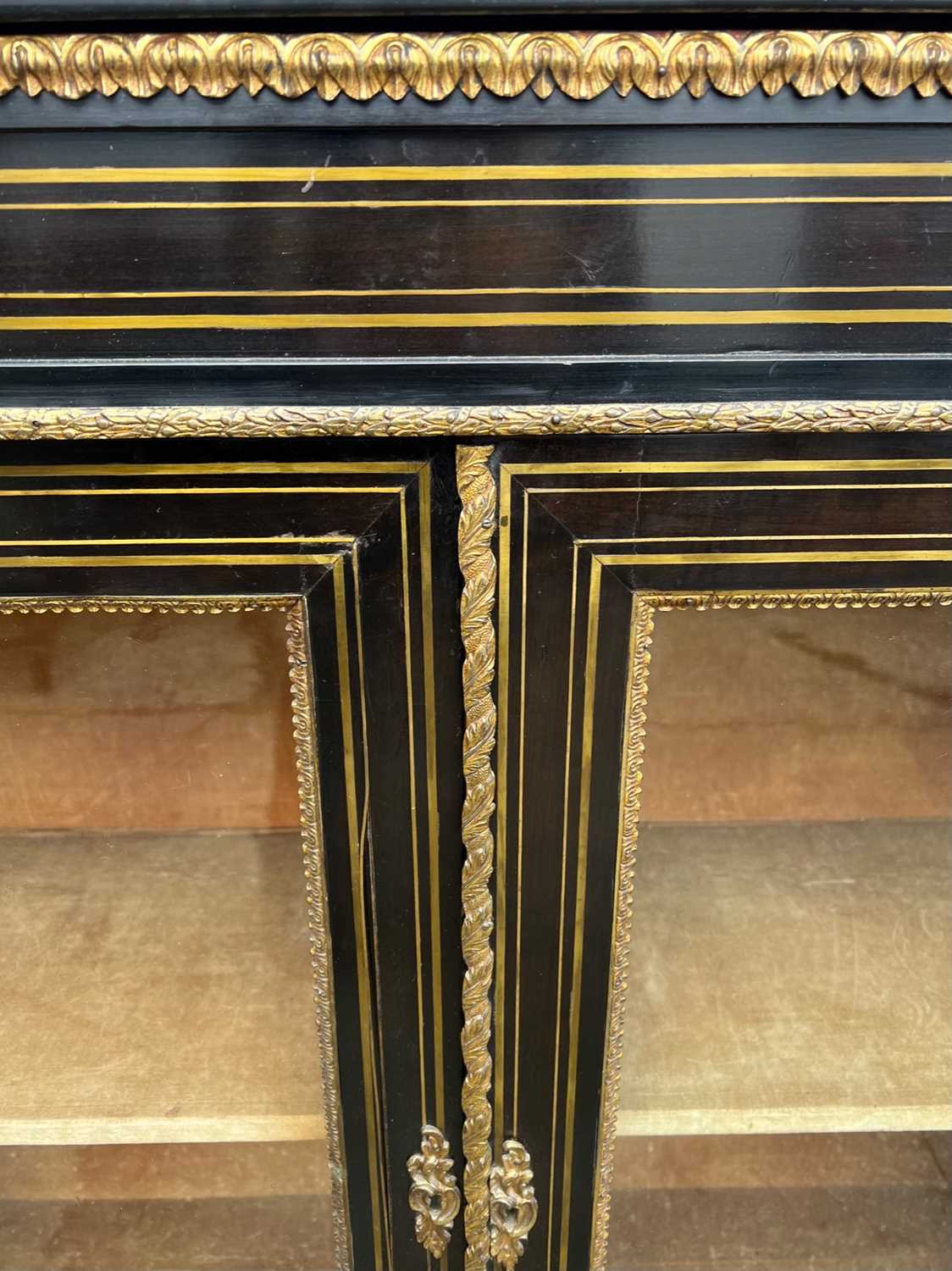 A PAIR OF 19TH CENTURY NAPOLEON III PERIOD EBONISED, ORMOLU AND BRASS INLAID BOOKCASES - Image 5 of 5