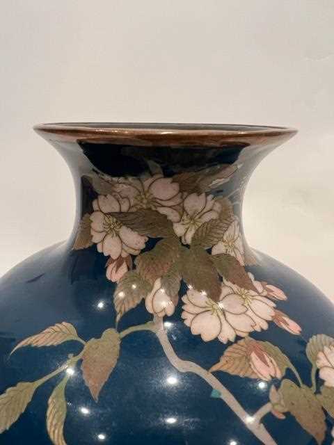 A JAPANESE MEIJI PERIOD CLOISONNE ENAMEL VASE - Image 6 of 20