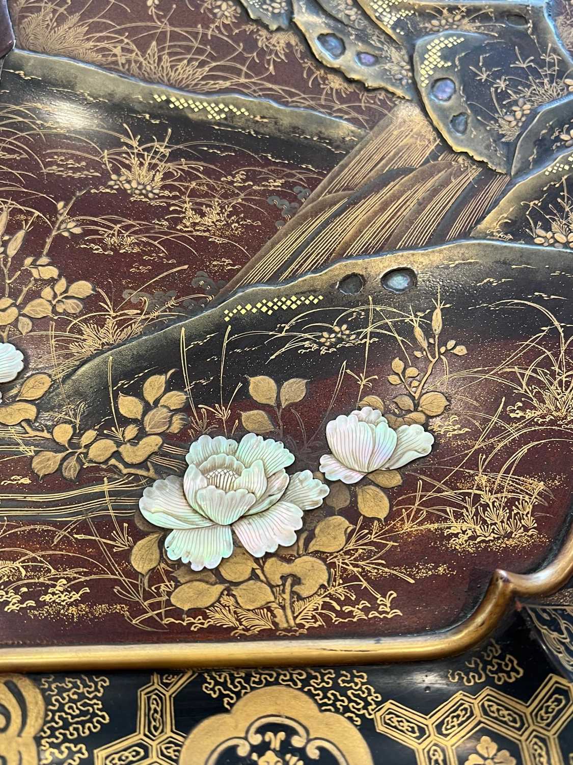 A LARGE LATE 19TH CENTURY JAPANESE GOLD LACQUER AND SHIBAYAMA INLAID TRAY - Image 4 of 10
