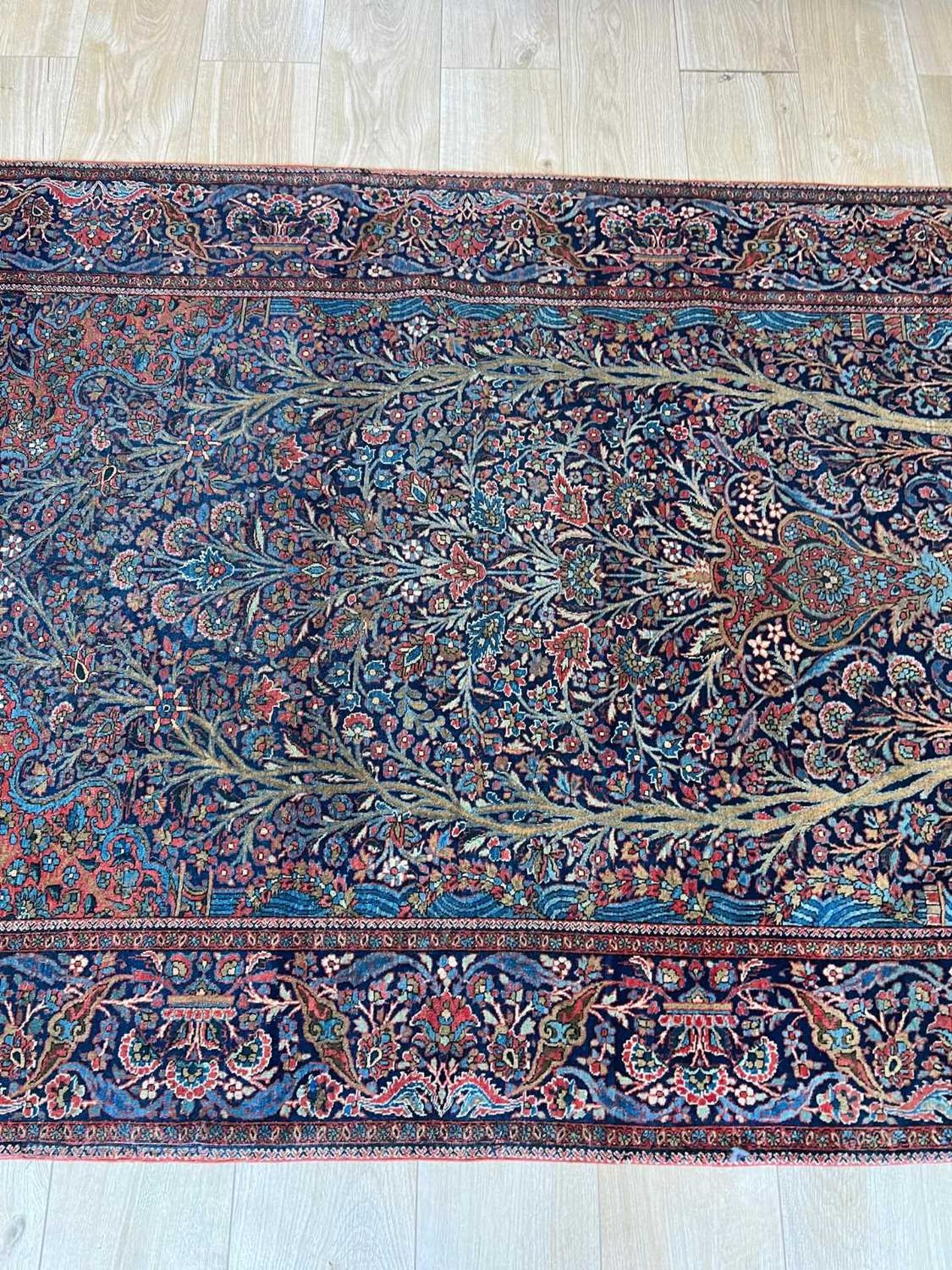 A FINE PAIR OF 1920'S MOHTASHAM KASHAN CARPETS - Image 9 of 38