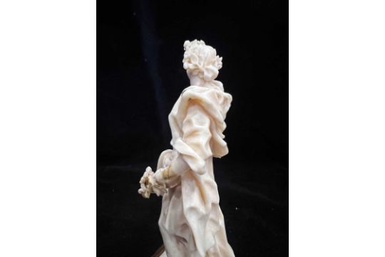 H.R.H PRINCESS MARGARET'S WEDDING GIFT: A PAIR OF 18TH CENTURY IVORY FIGURES OF SPRING AND AUTUMN - Image 6 of 14