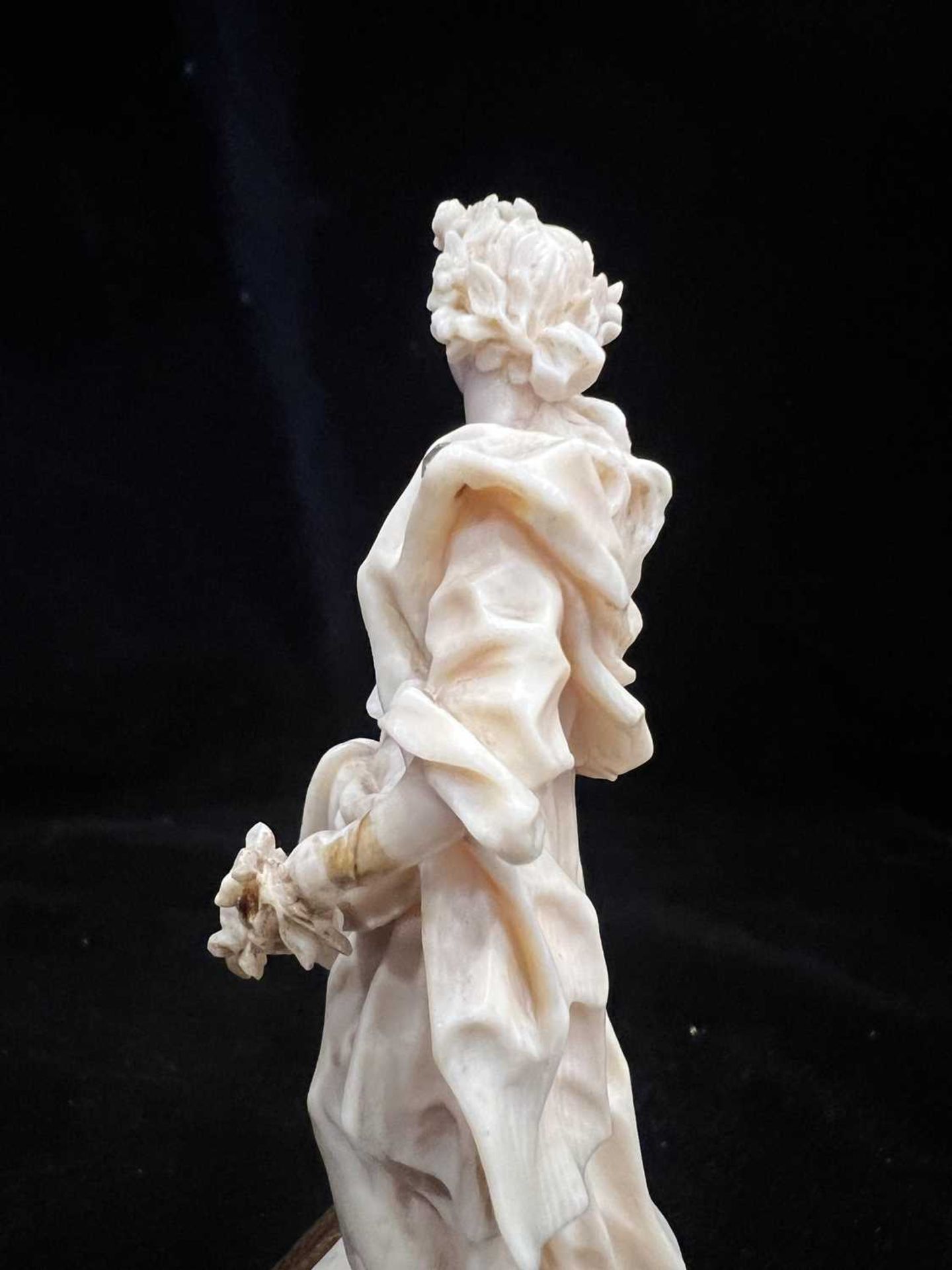 H.R.H PRINCESS MARGARET'S WEDDING GIFT: A PAIR OF 18TH CENTURY IVORY FIGURES OF SPRING AND AUTUMN - Image 6 of 14
