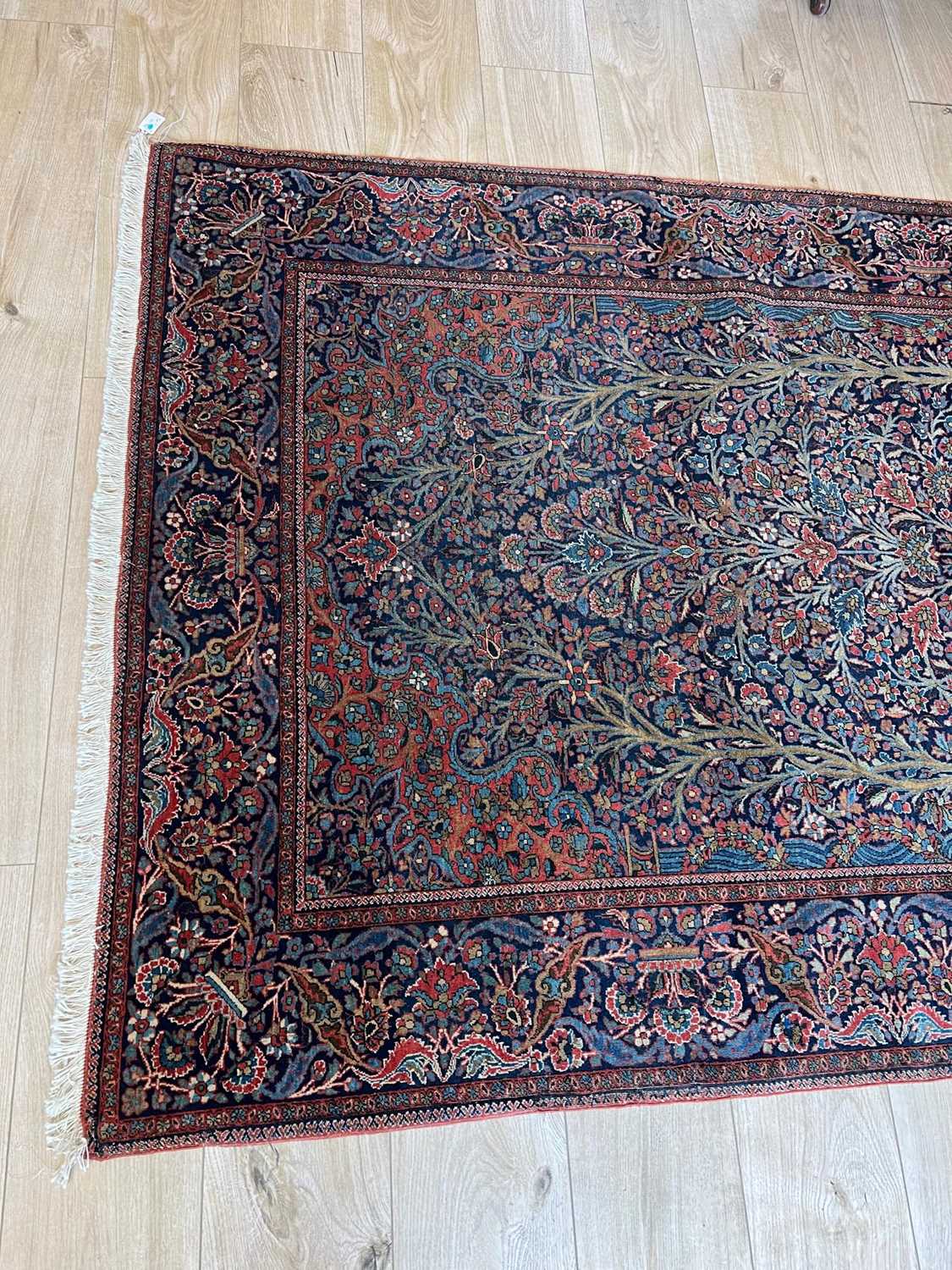 A FINE PAIR OF 1920'S MOHTASHAM KASHAN CARPETS - Image 14 of 38