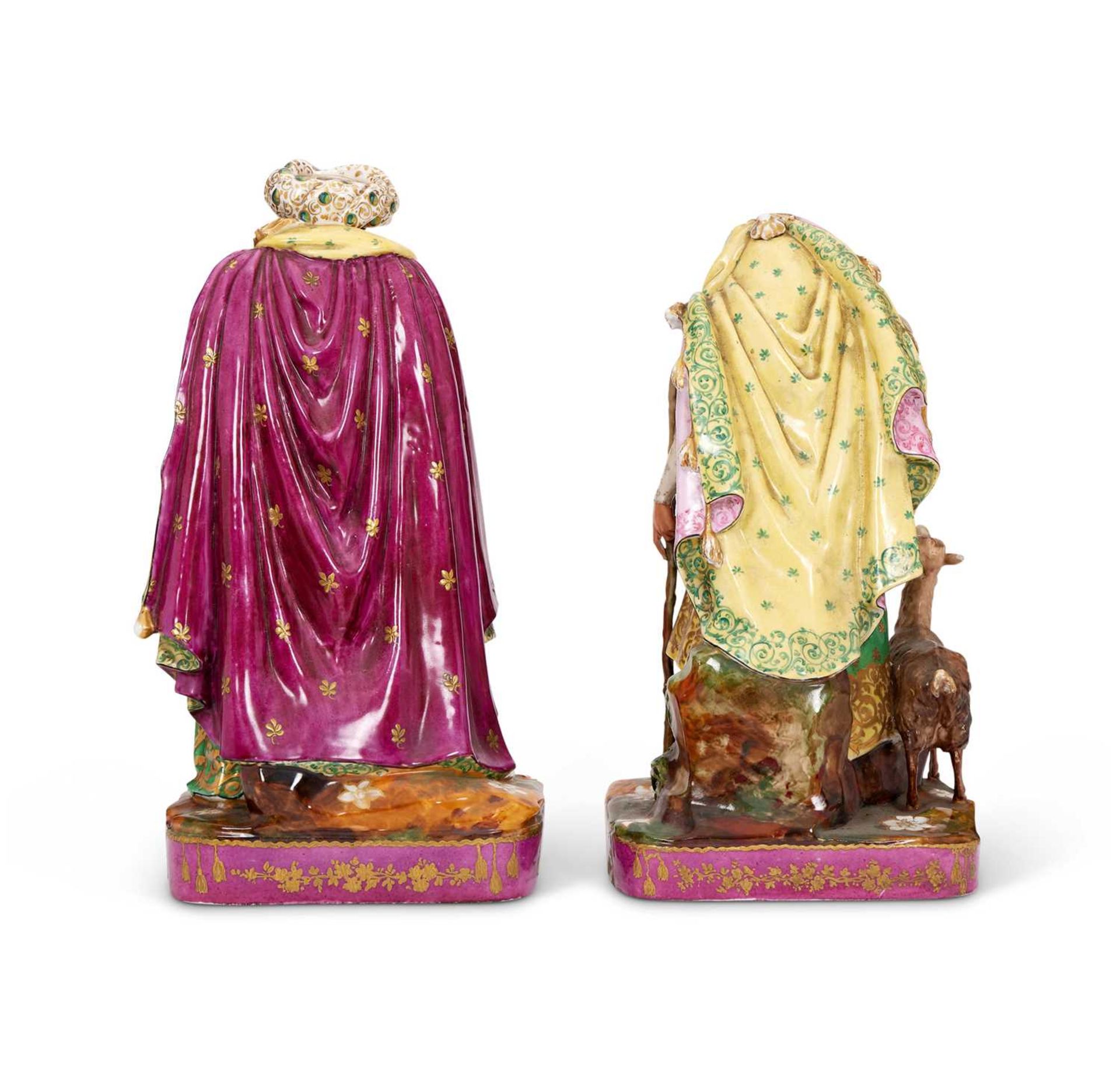 A PAIR OF MID 19TH CENTURY PARIS PORCELAIN PERFUME BOTTLES IN THE FORM OF A SULTAN AND HIS ATTENDANT - Bild 3 aus 3