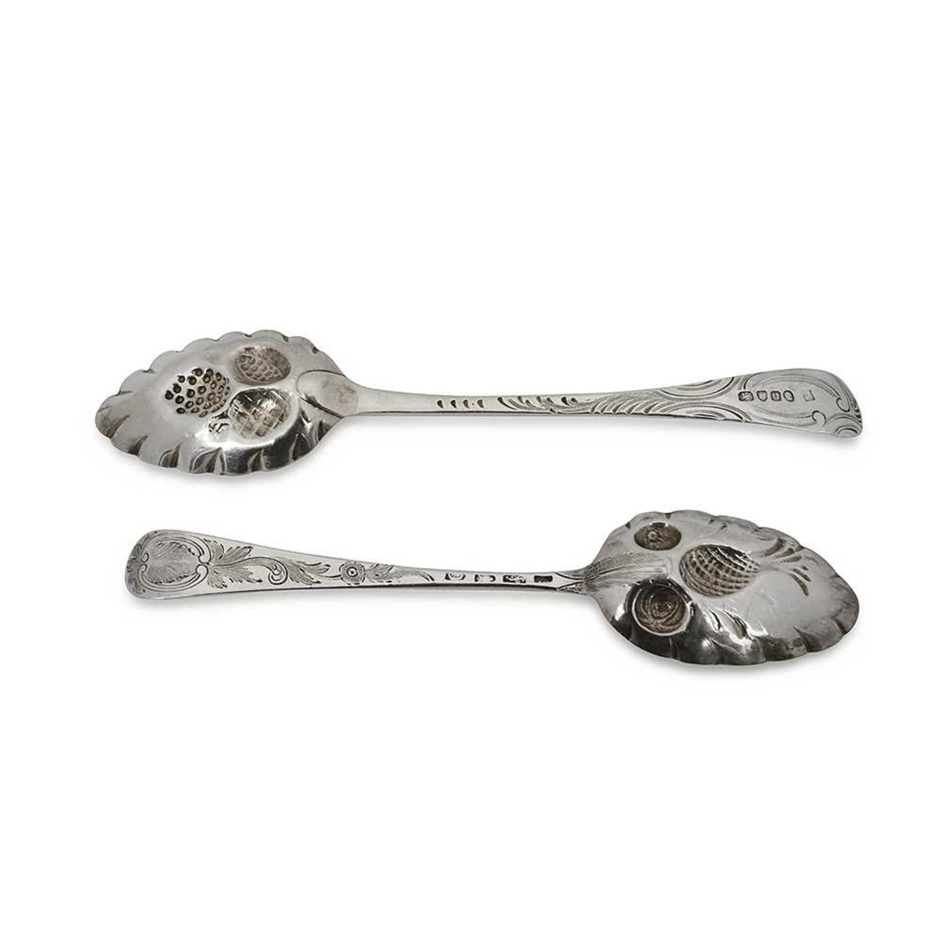 FOUR GEORGIAN SILVER AND SILVER GILT BERRY SPOONS - Image 3 of 4