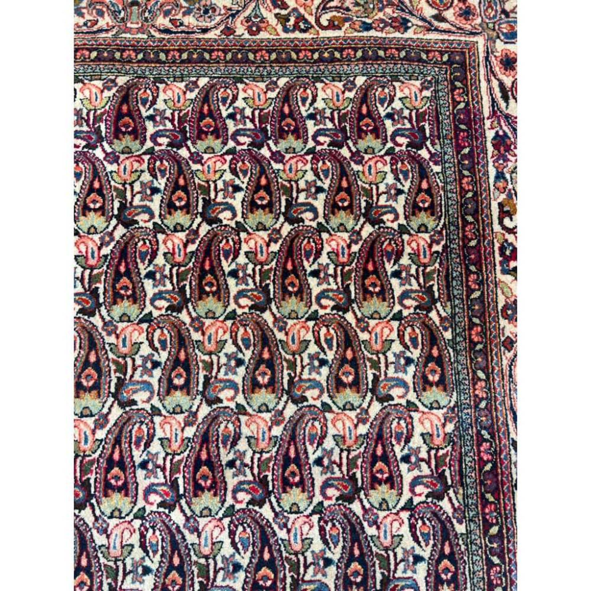 A MID 20TH CENTURY KASHAN CARPET - Image 4 of 6