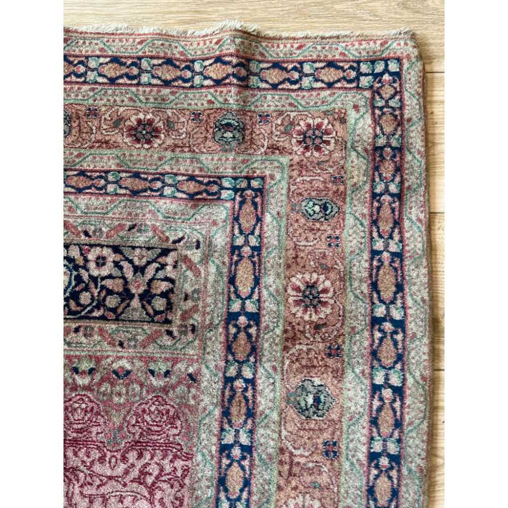 AN EARLY 20TH CENTURY INDIAN CARPET - Image 2 of 6