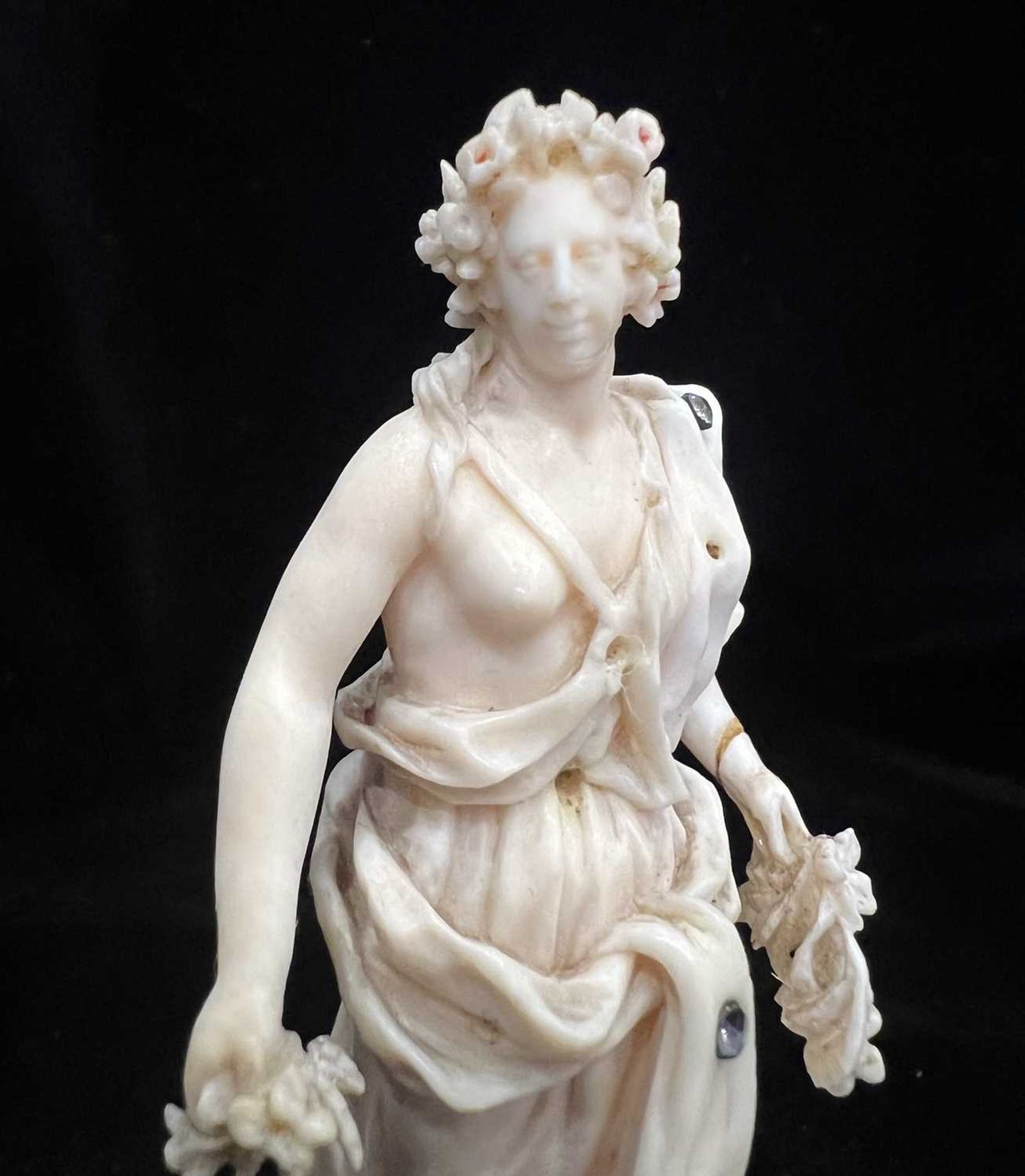 H.R.H PRINCESS MARGARET'S WEDDING GIFT: A PAIR OF 18TH CENTURY IVORY FIGURES OF SPRING AND AUTUMN - Image 4 of 14