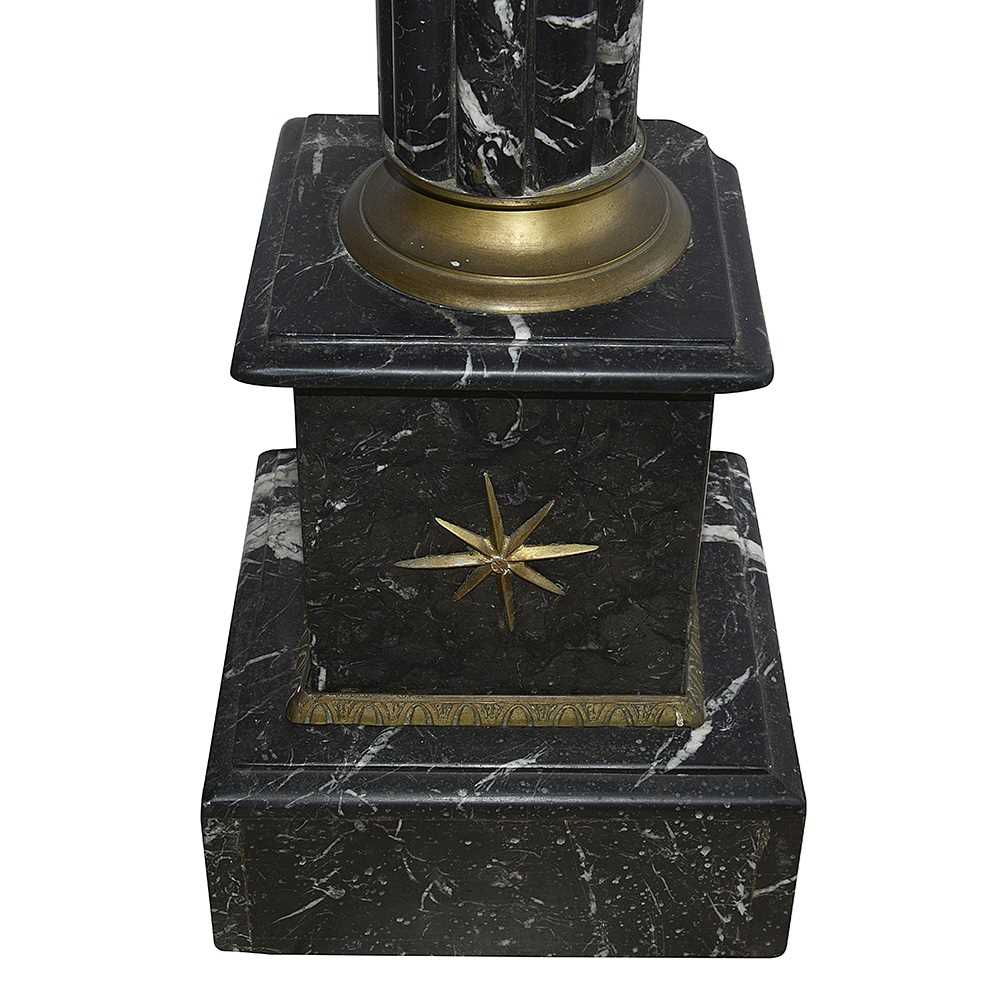 A CLASSICAL STYLE MARBLE AND ORMOLU MOUNTED FLOORSTANDING PEDESTAL - Image 3 of 4