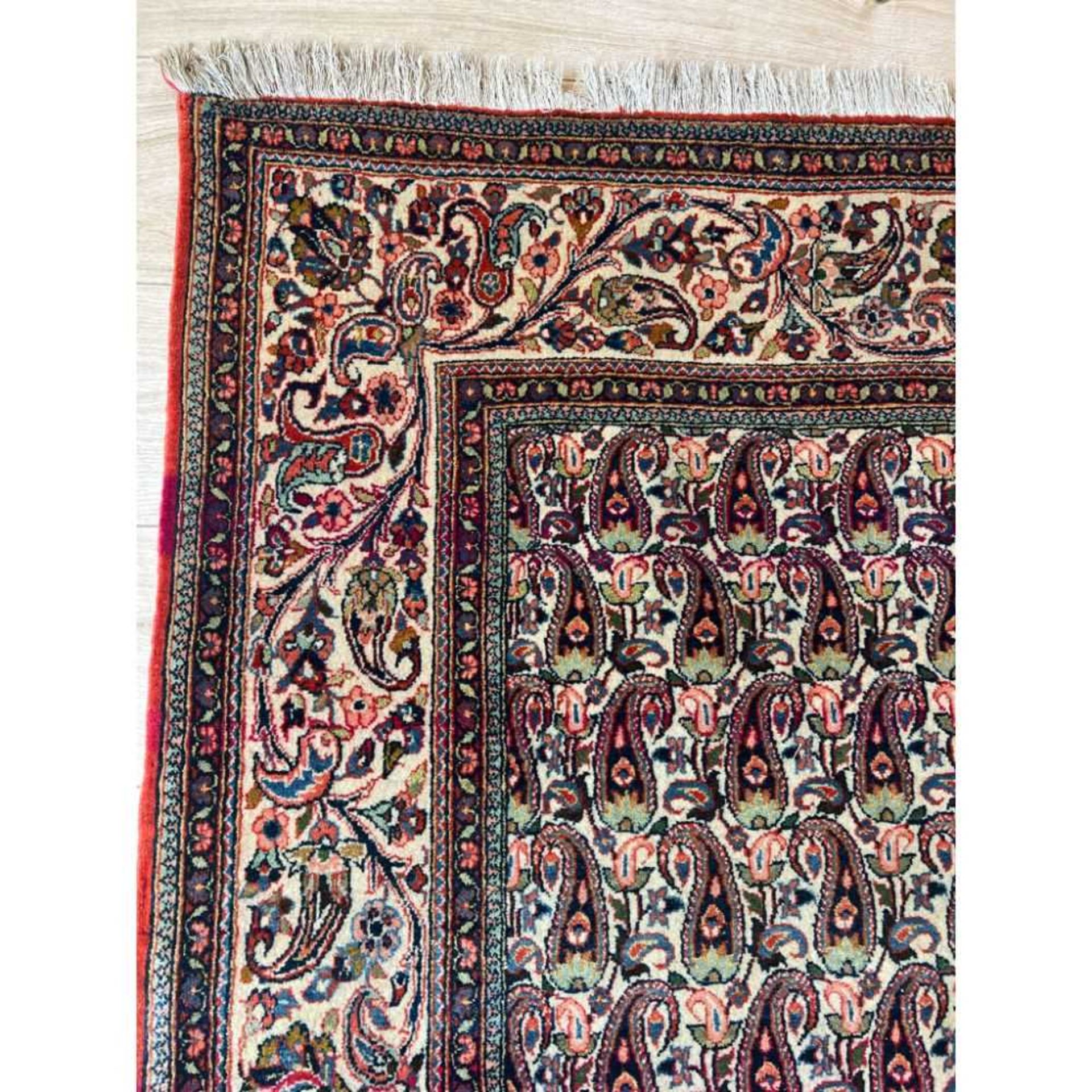 A MID 20TH CENTURY KASHAN CARPET - Image 3 of 6
