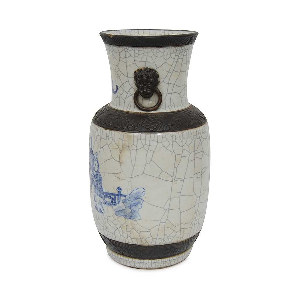 A 19TH CENTURY CHINESE BLUE AND WHITE CRACKLE GLAZED BALUSTER VASE - Image 2 of 4