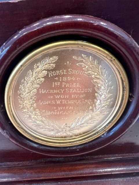 A FINE SILVER GILT EQUESTRIAN TROPHY CUP, LONDON, 1901, ROWLANDS AND FRAZER - Image 11 of 19