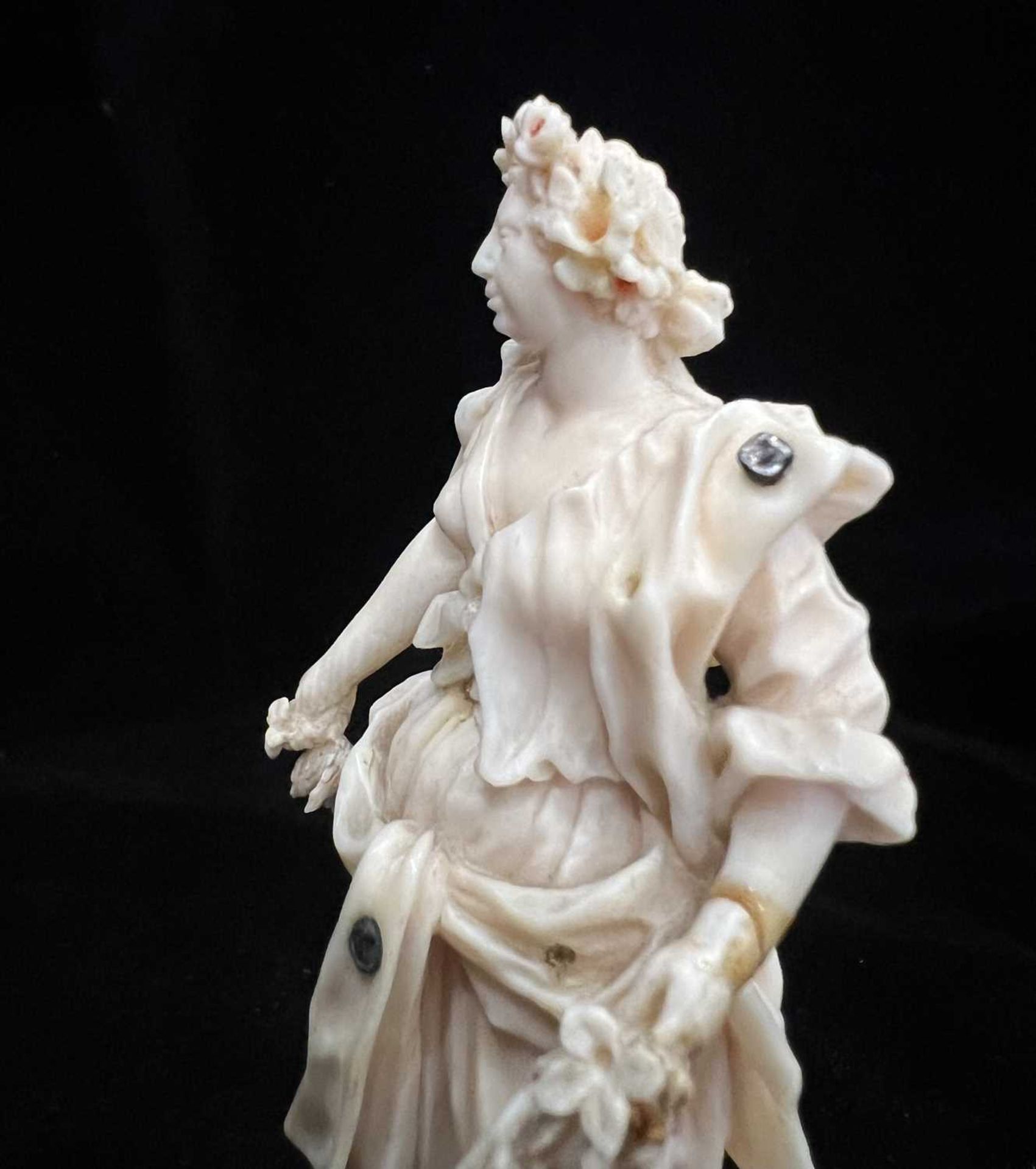 H.R.H PRINCESS MARGARET'S WEDDING GIFT: A PAIR OF 18TH CENTURY IVORY FIGURES OF SPRING AND AUTUMN - Image 5 of 14