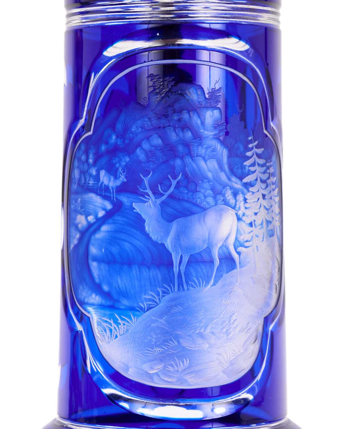 A FINE PAIR OF 19TH CENTURY BOHEMIAN BLUE OVERLAY CUT AND ENGRAVED GLASS TANKARDS - Image 4 of 4