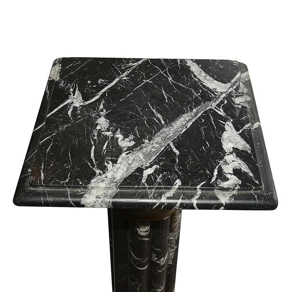 A CLASSICAL STYLE MARBLE AND ORMOLU MOUNTED FLOORSTANDING PEDESTAL - Image 4 of 4