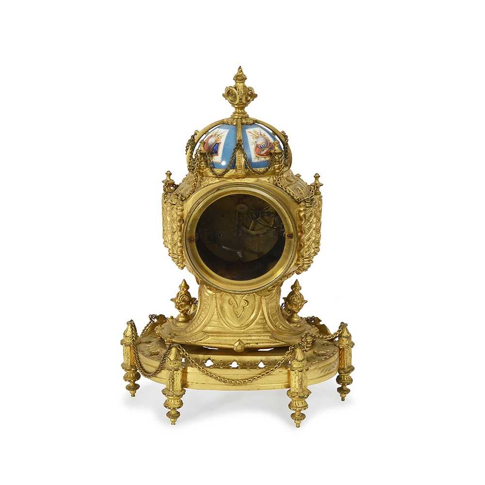 A LATE 19TH CENTURY FRENCH ORMOLU AND PORCELAIN MOUNTED MANTEL CLOCK - Image 2 of 2