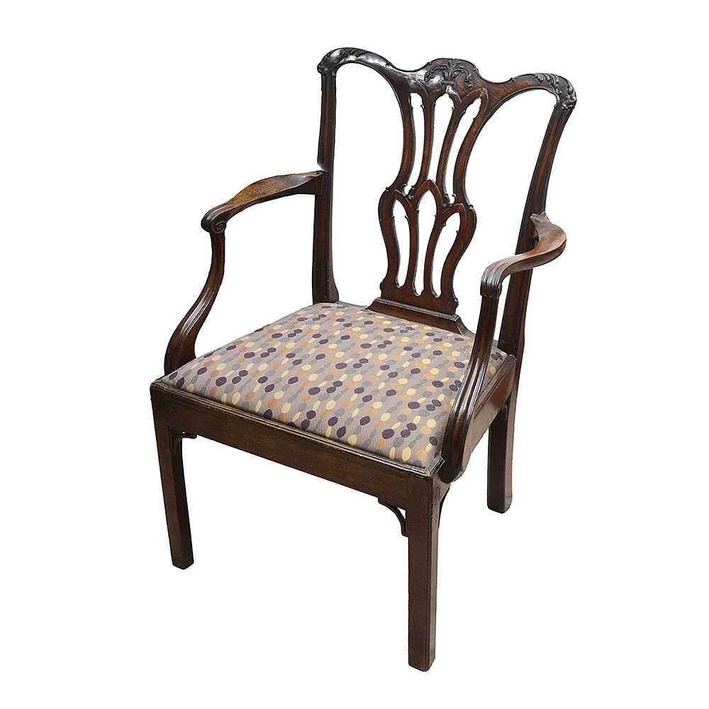 A GEORGE III MAHOGANY OPEN ARMCHAIR - Image 2 of 2
