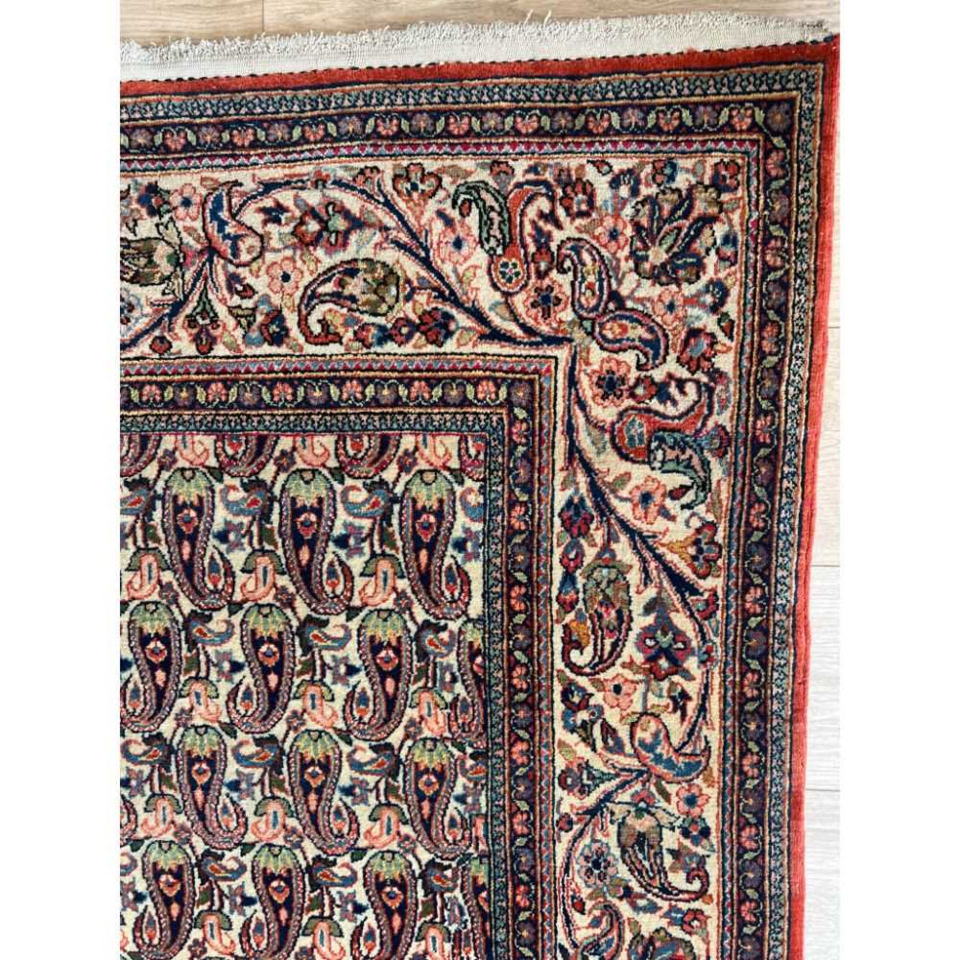 A MID 20TH CENTURY KASHAN CARPET - Image 5 of 6