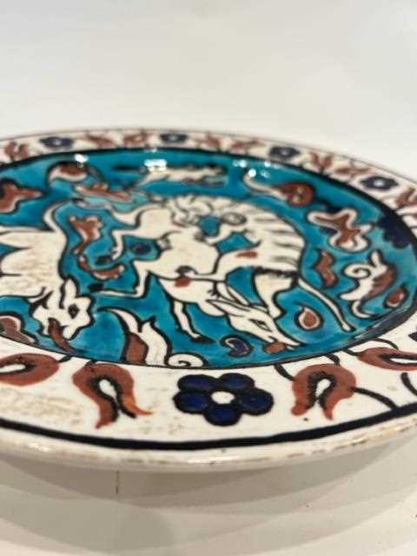 A 19TH CENTURY IZNIK STYLE CHARGER ATTRIBUTED TO SAMSON - Image 4 of 5