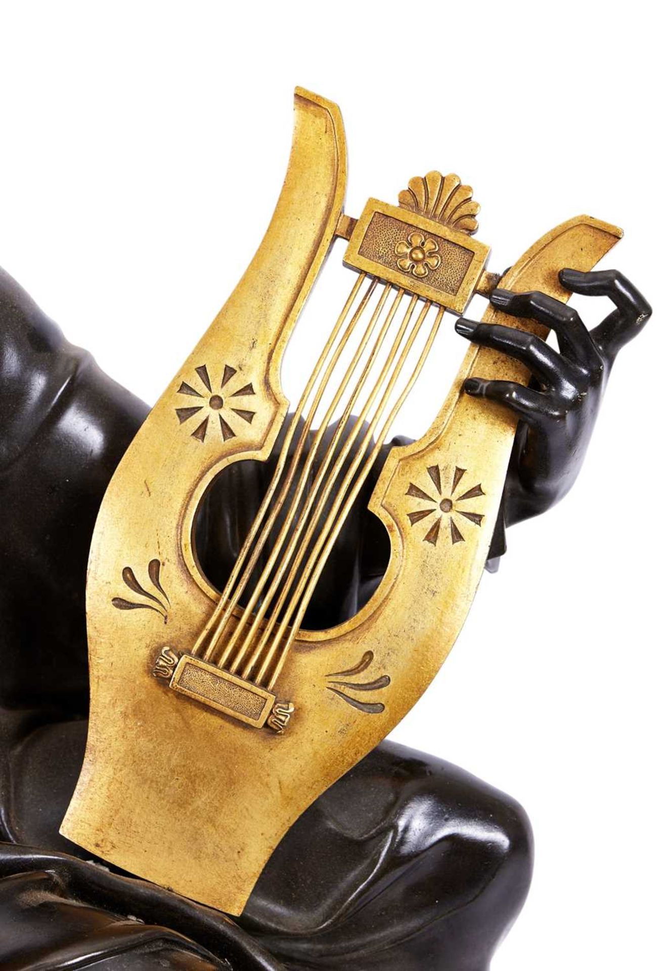 A LARGE EMPIRE PERIOD EARLY 19TH CENTURY FRENCH BRONZE AND ORMOLU FIGURE OF A CLASSICAL MUSICIAN - Bild 3 aus 3