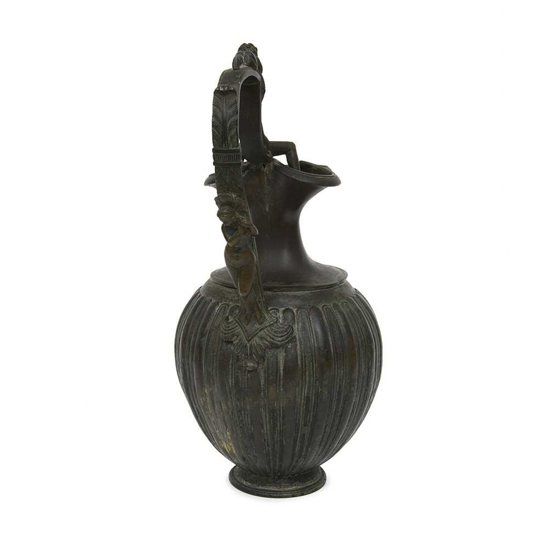 A LATE 19TH CENTURY NEAPOLITAN BRONZE WINE JUG IN THE ANCIENT ROMAN STYLE - Bild 2 aus 2