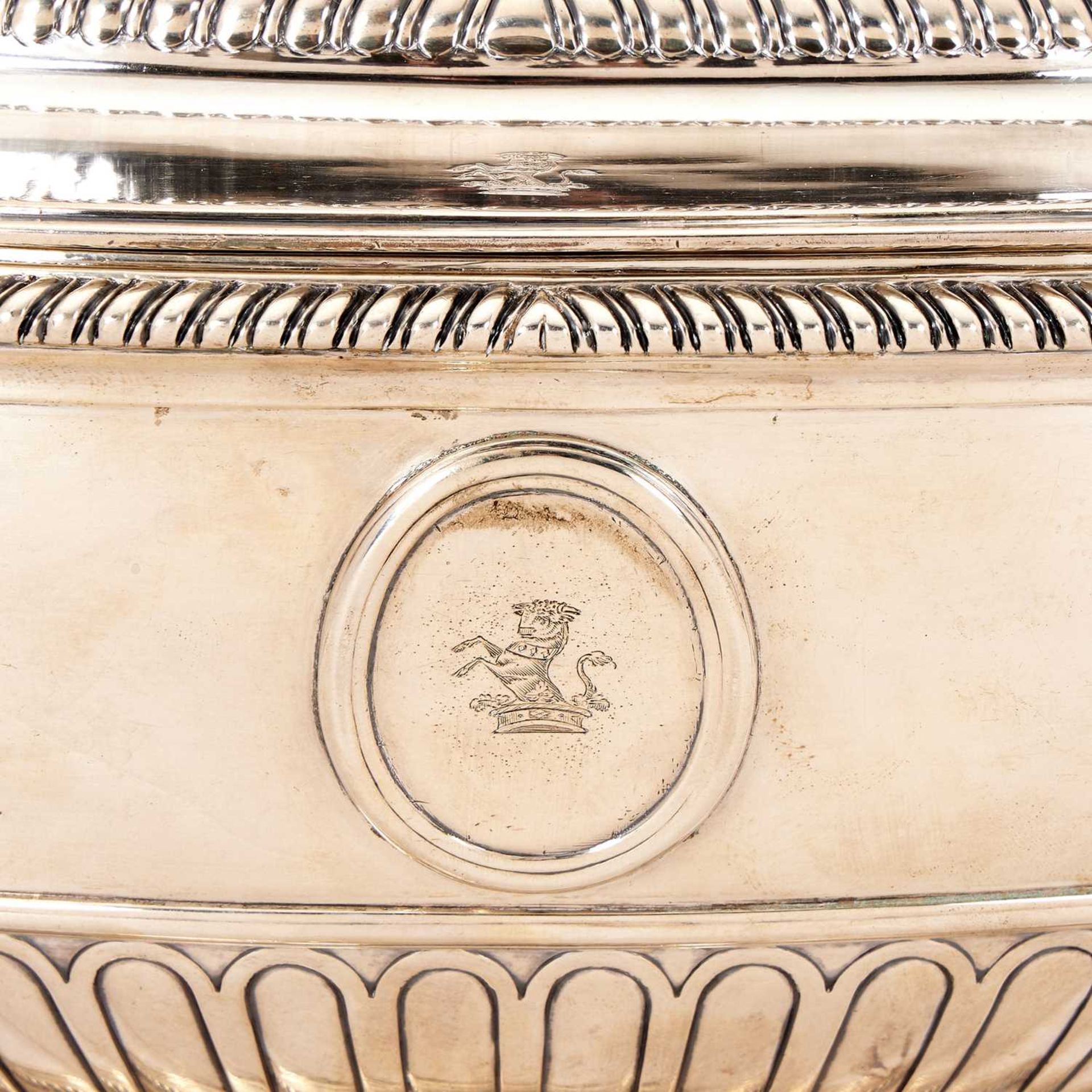 ROYAL SILVERSMITH THOMAS HEMING: A FINE 18TH CENTURY STERLING SILVER SOUP TUREEN, 1780 - Bild 4 aus 5