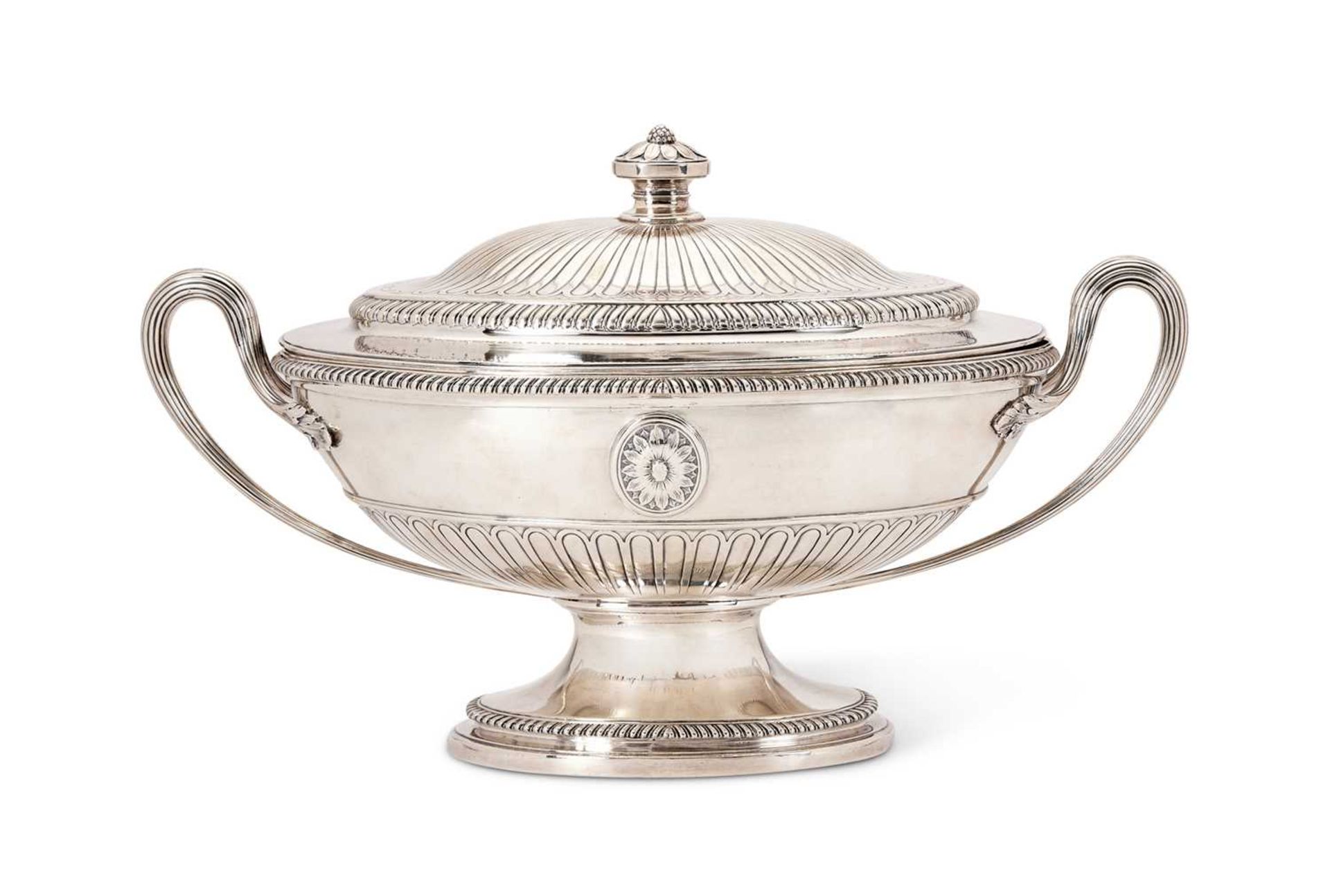 ROYAL SILVERSMITH THOMAS HEMING: A FINE 18TH CENTURY STERLING SILVER SOUP TUREEN, 1780