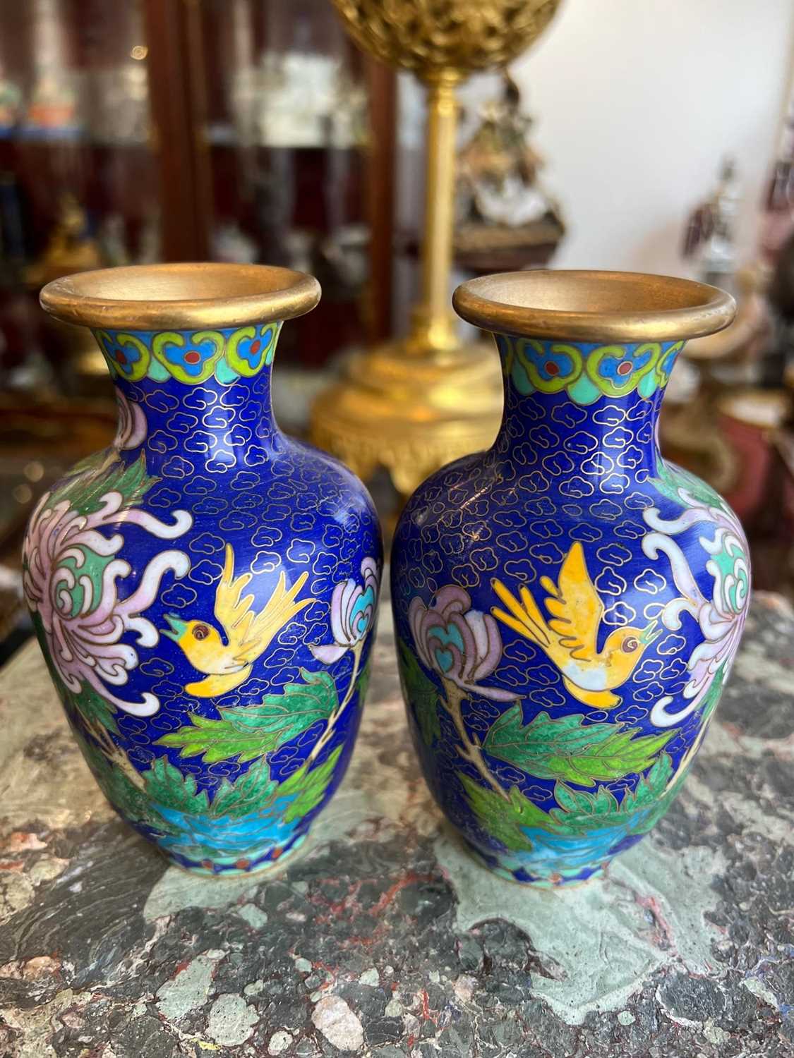 A COLLECTION OF SIX 19TH AND 20TH CENTURY CHINESE MINIATURE VASES - Image 10 of 22