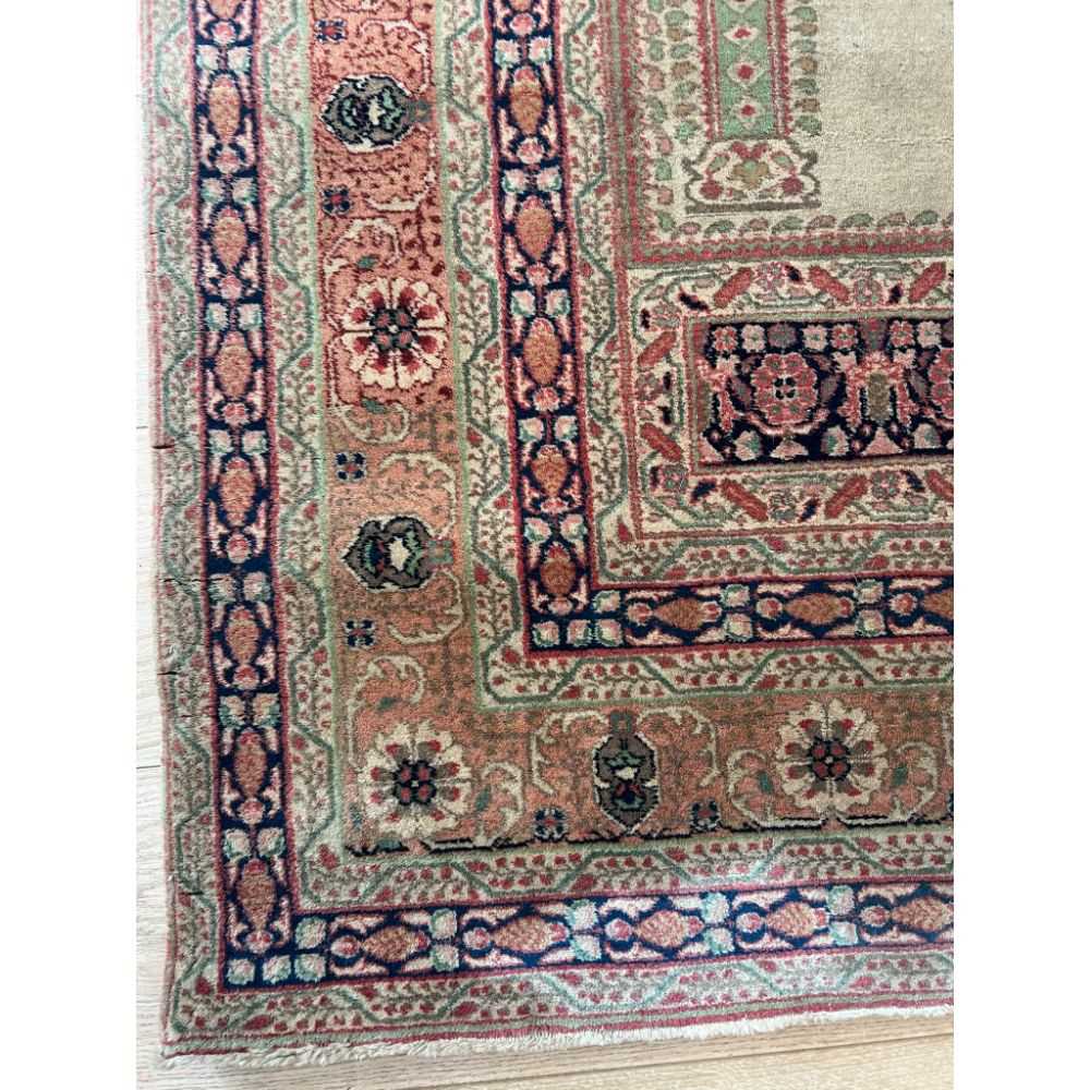 AN EARLY 20TH CENTURY INDIAN CARPET - Image 3 of 6