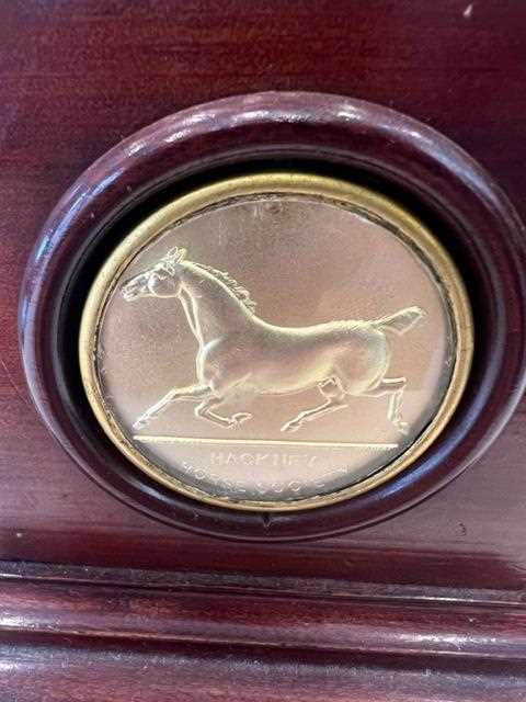 A FINE SILVER GILT EQUESTRIAN TROPHY CUP, LONDON, 1901, ROWLANDS AND FRAZER - Image 7 of 19