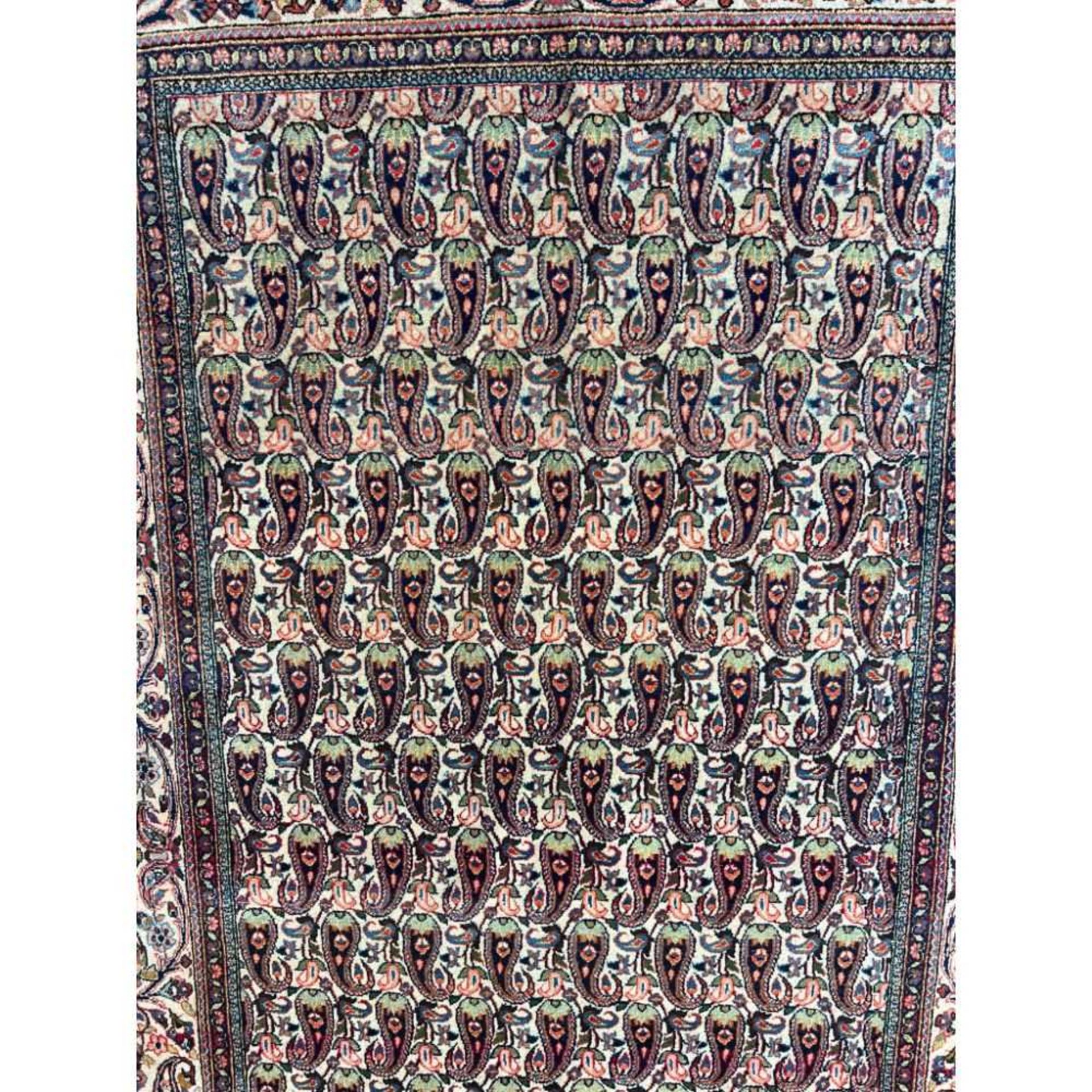 A MID 20TH CENTURY KASHAN CARPET - Image 6 of 6