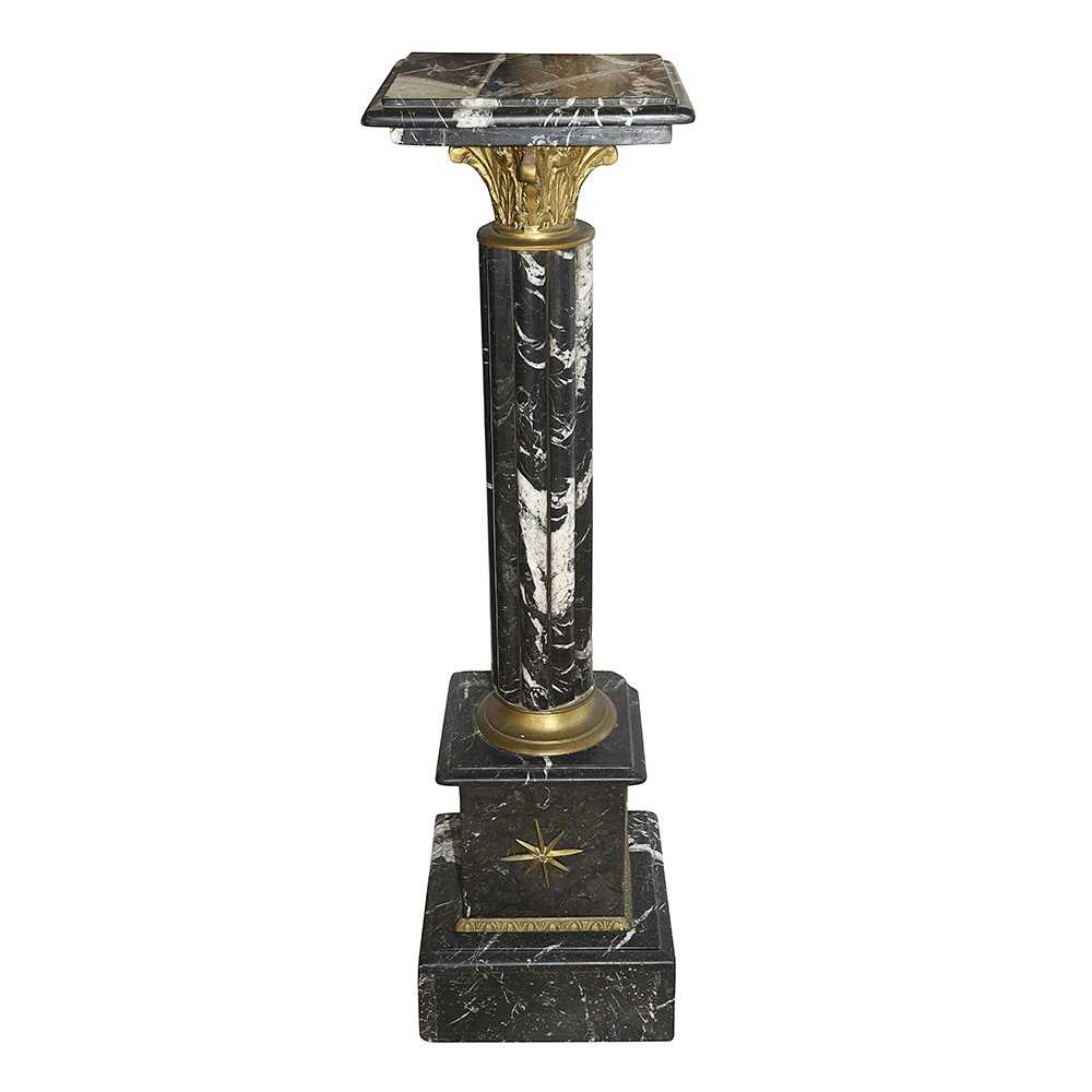 A CLASSICAL STYLE MARBLE AND ORMOLU MOUNTED FLOORSTANDING PEDESTAL
